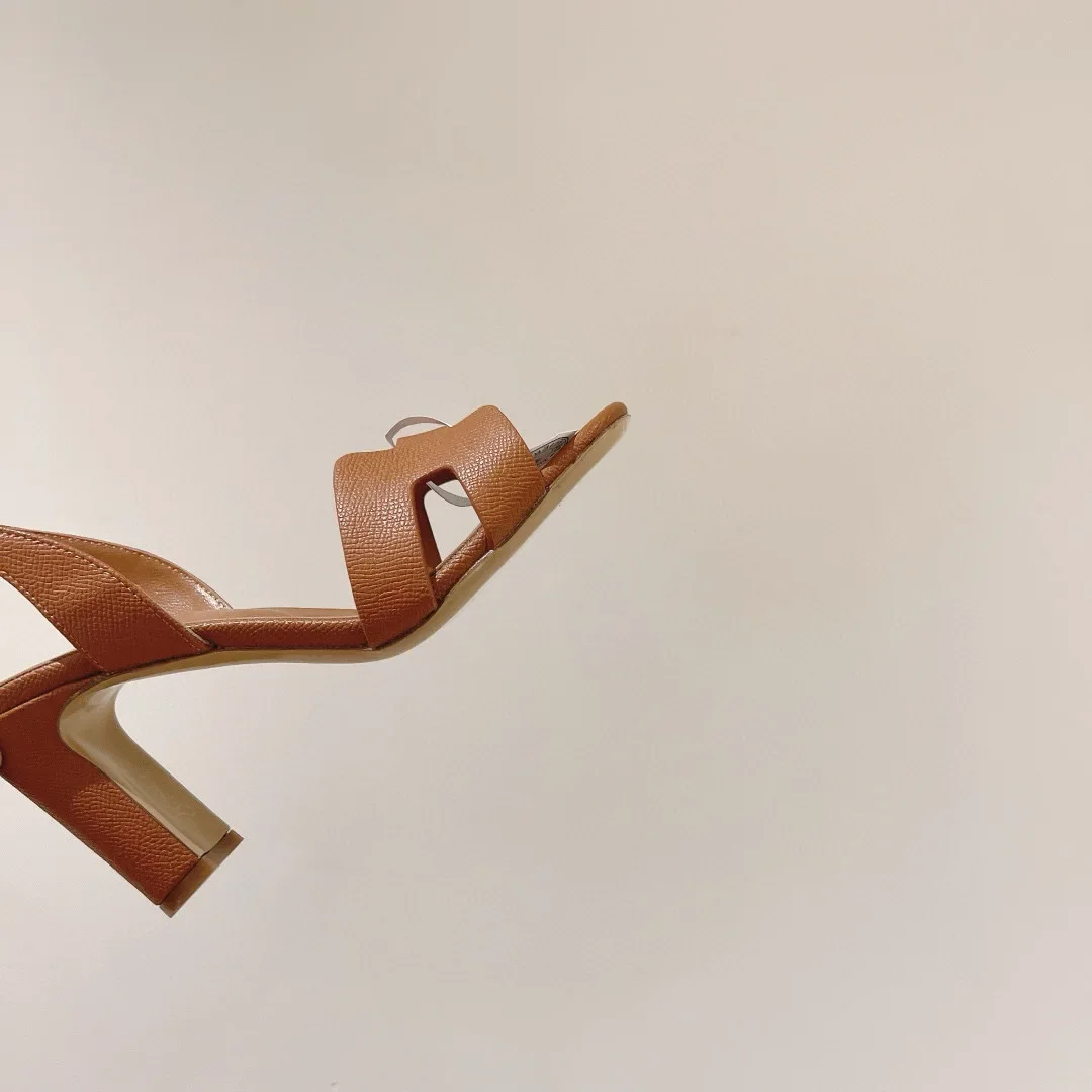 Nuevas sandalias de verano 2025 de estilo lujoso accesibles de alta calidad para mujer, tacones altos de tacón grueso elegantes y versátiles de cuero genuino
