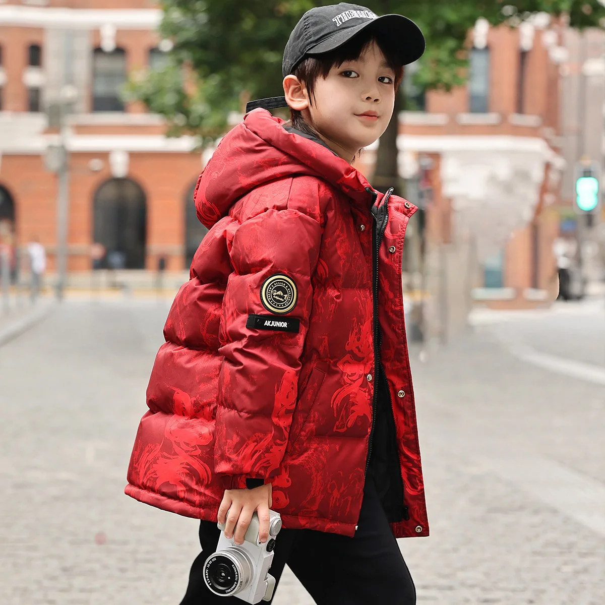 

Зимняя однотонная хлопковая куртка с принтом значка для мальчиков и толстым бархатом, водонепроницаемая и теплая модная хлопковая куртка с капюшоном и длинными рукавами