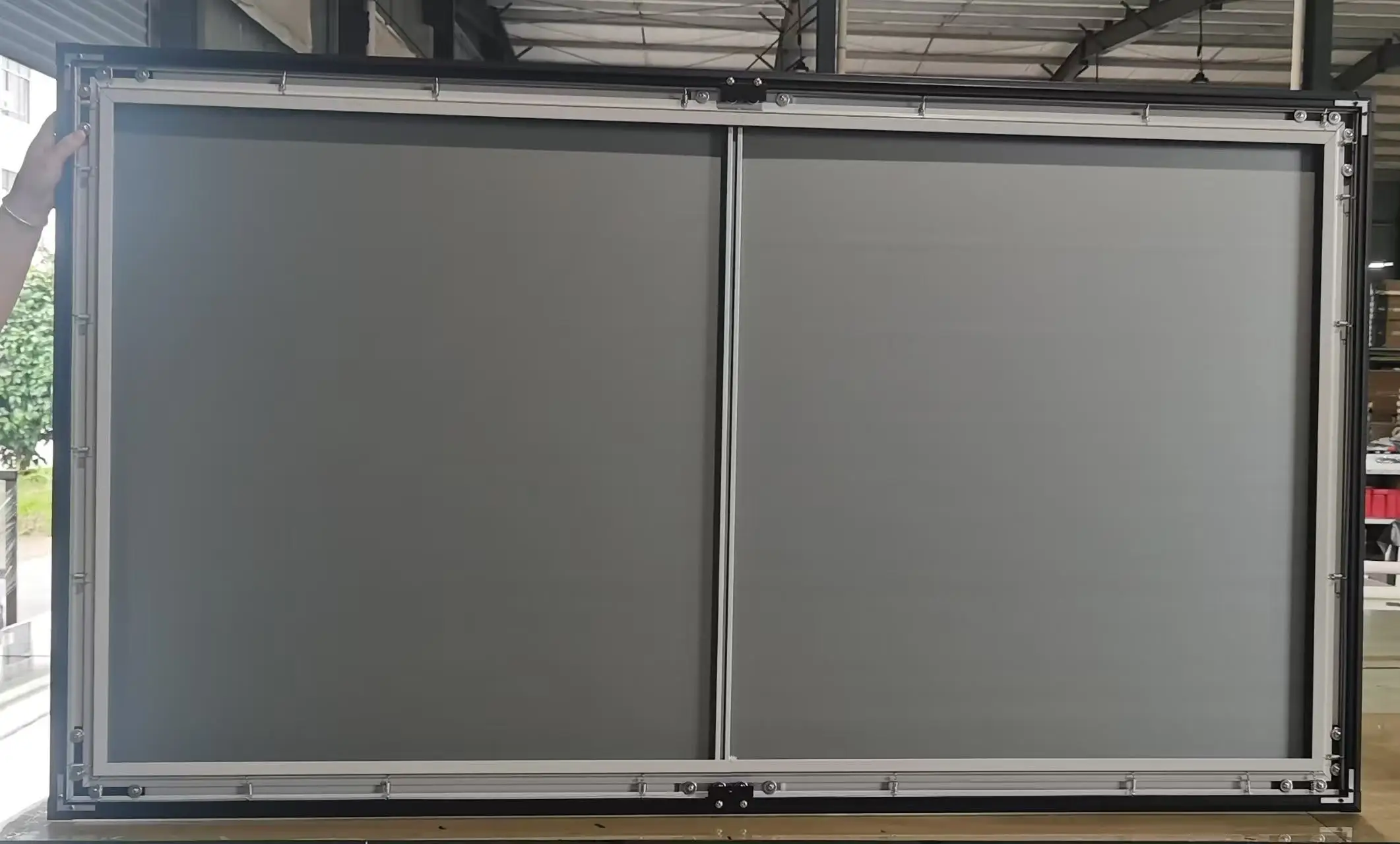 150インチ ALRプロジェクタースクリーン グレーキューブ 3D対応