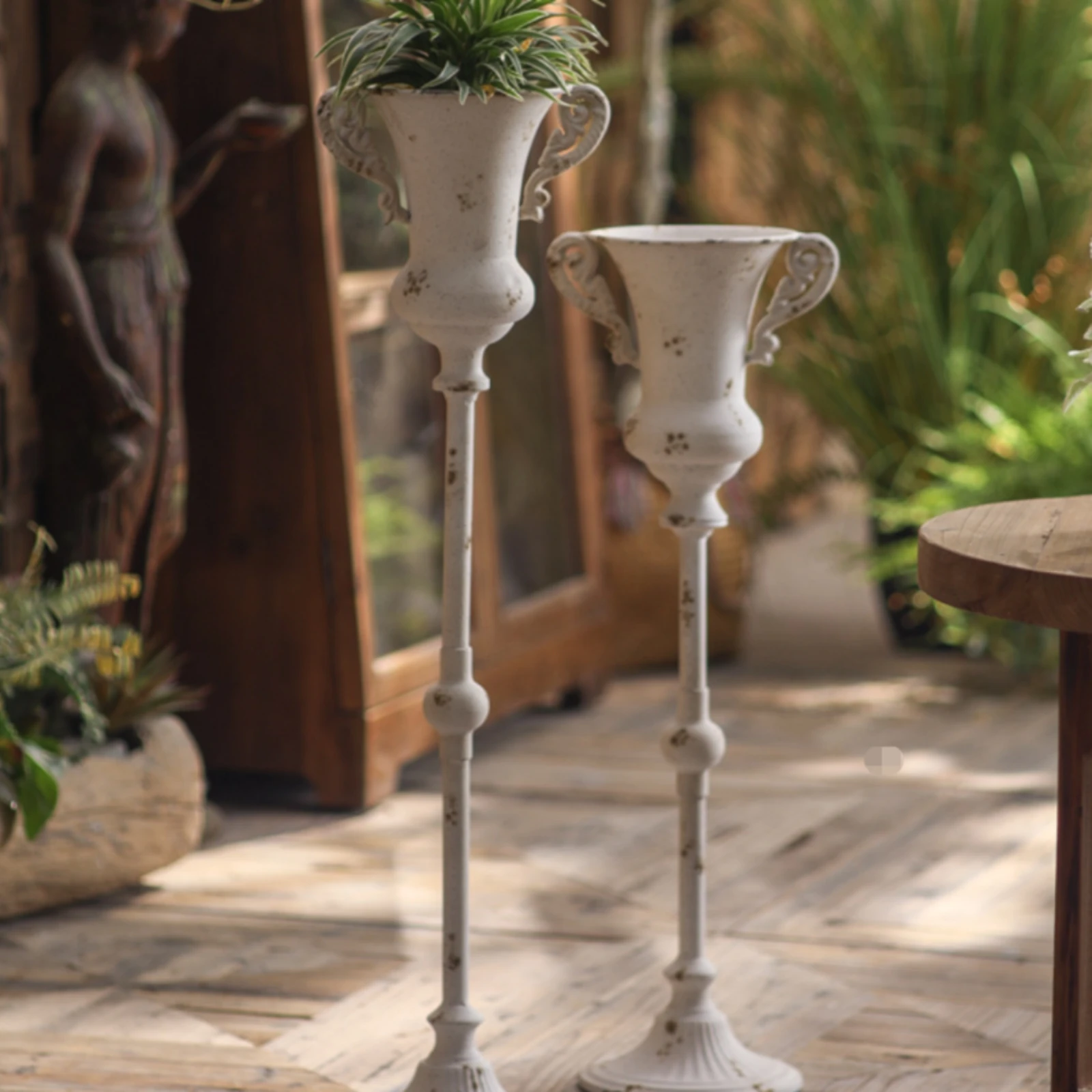 support-de-pot-de-fleurs-sur-pietement-details-vieillis-support-de-pot-de-fleurs-en-fer-decoration-de-la-maison-poignees-doubles-courbees-decoration-interieure-robuste