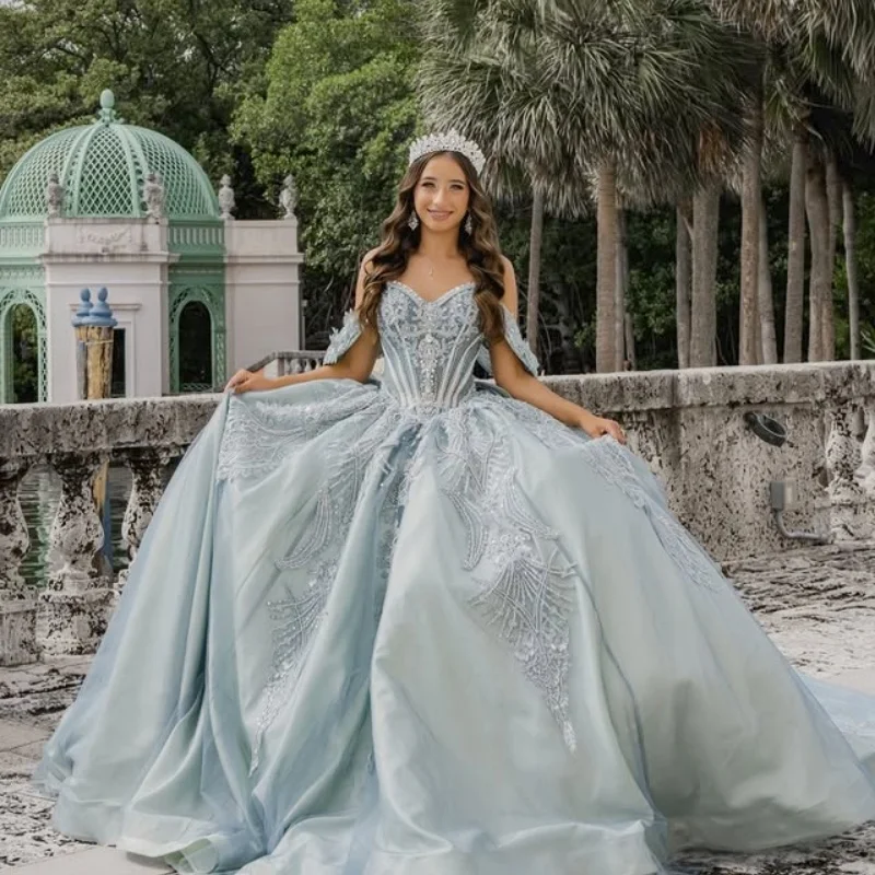 

Светло-голубое платье для церемонии Quinceanera с открытыми плечами, украшенное пайетками, кристаллами, бисером, кружевом и бантом, платья для церемонии Quinceanera. ﻿ Индивидуальный заказ