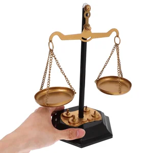 Vintage -Waage -Juwelier -Turmdekorationen, Esstischkollektion, Metallskalen, Büroskalen, Statue der Gerechtigkeit, Retro -Ornament 12 Hauptverkaufsstatue Justiz - №12