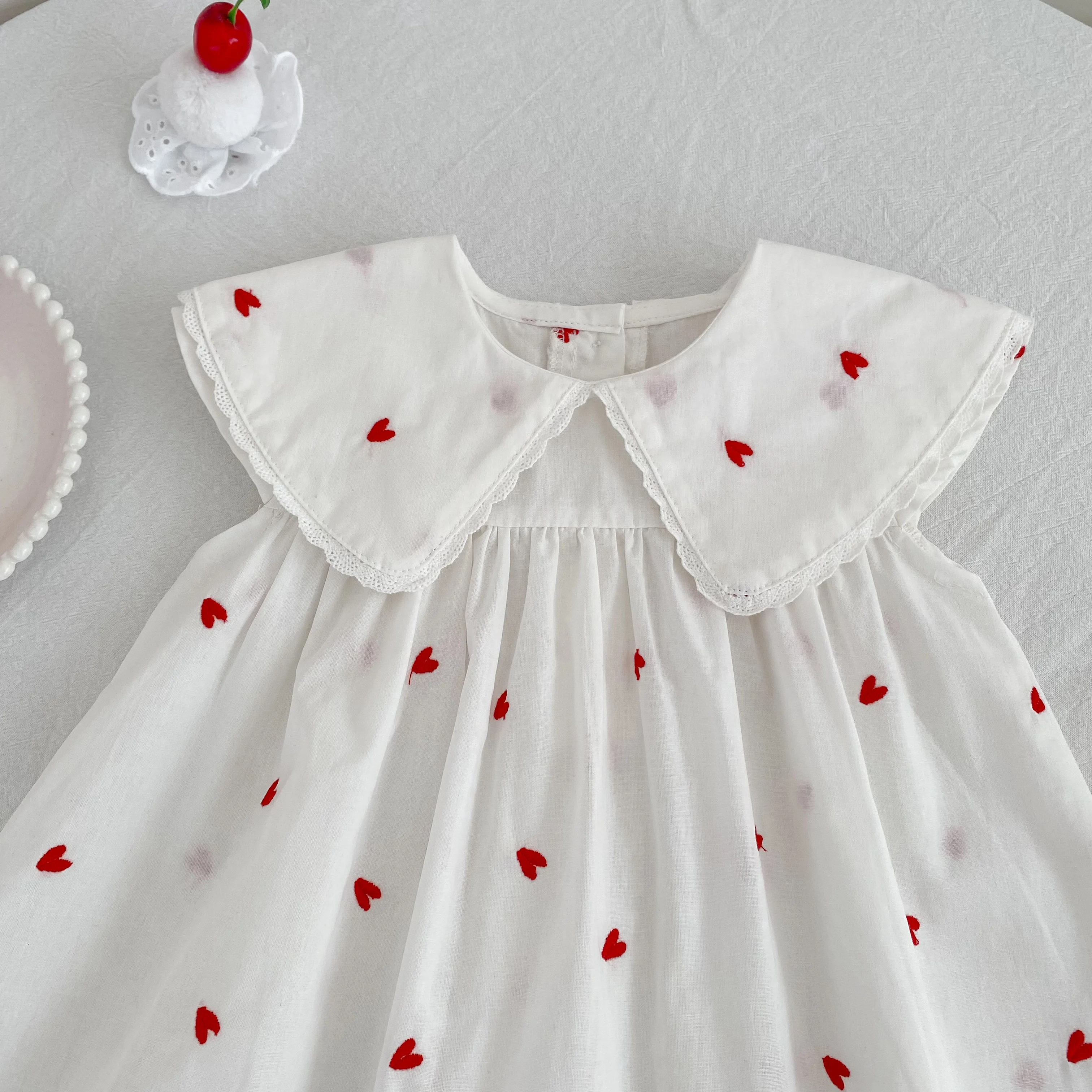 2026 Sommer Neu 2-6 Jahre Ärmelloses Weißes Kleid für Mädchen Kinder Prinzessinnen-Geburtstagskleid mit Herz-Print im Westlichen Stil – Detail 7