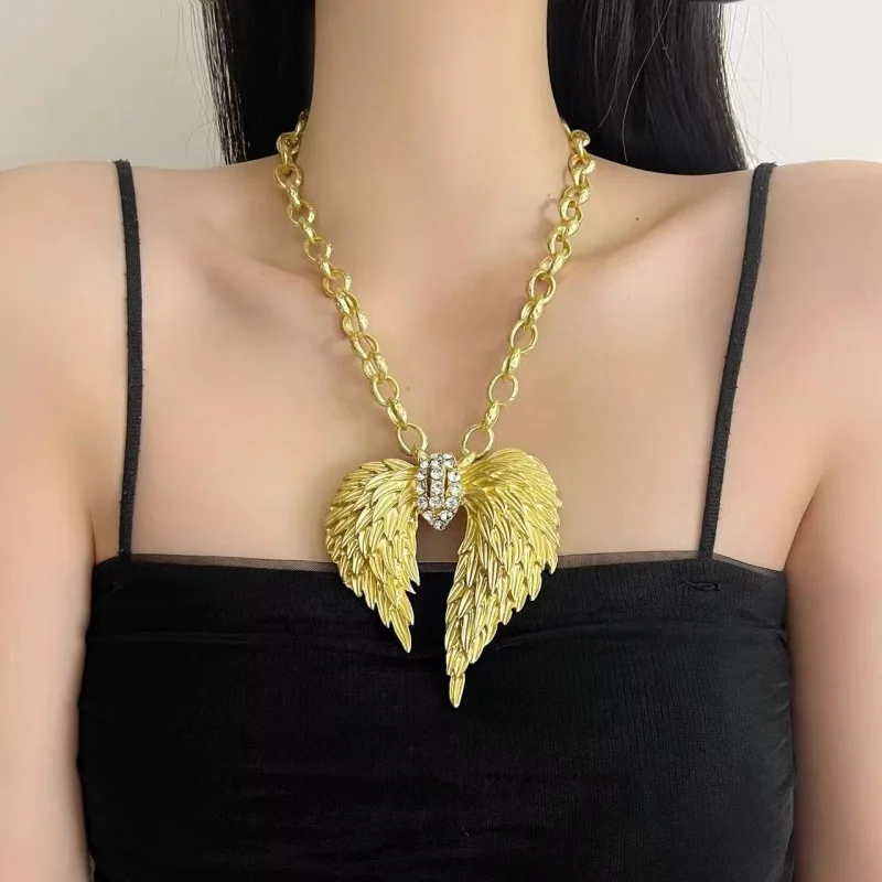 

Retro European And American Gold Angel Wing Necklace for Women with Diamond Embellishment Heavy-Weight Chunky Chain Design Luxur