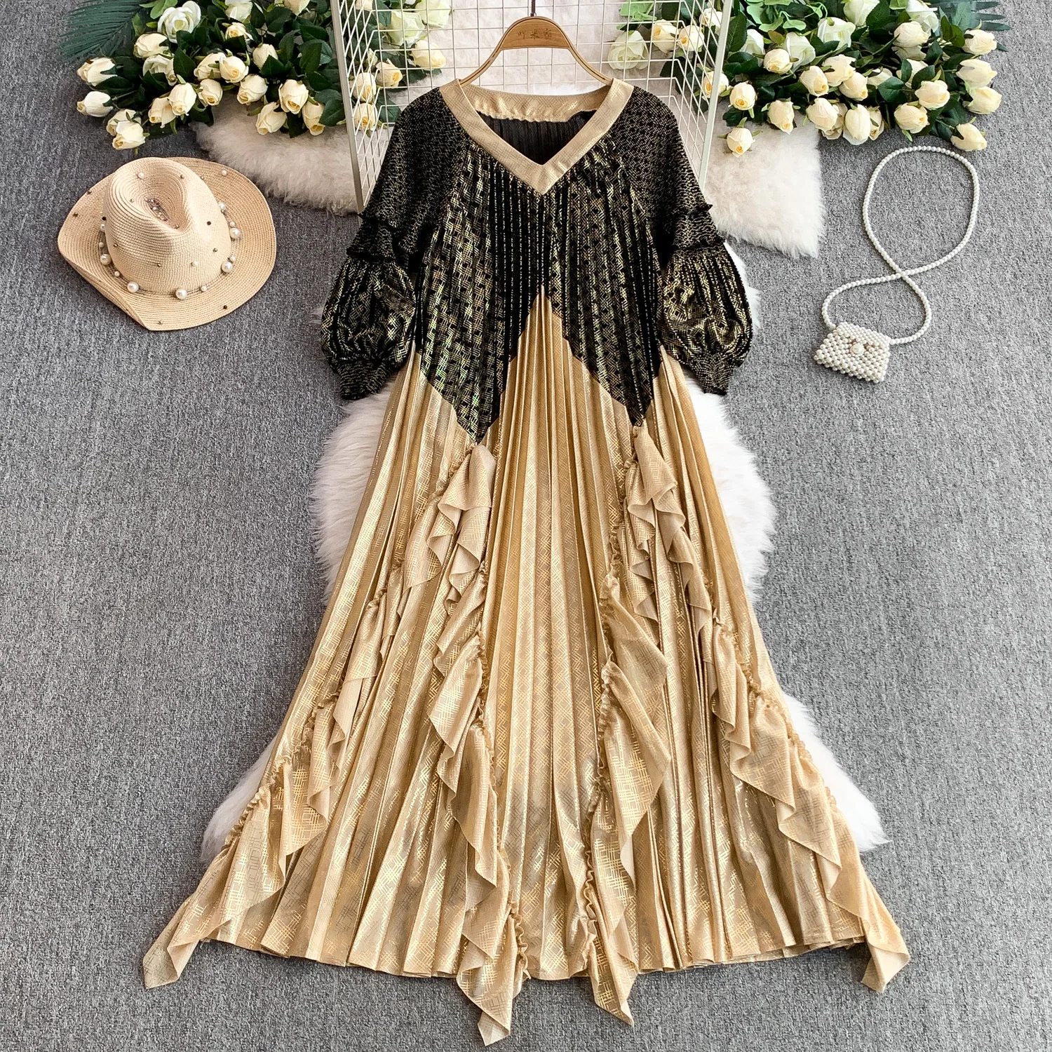 

2025 New Holiday Style Pleated Contrast Color V-Neck Lantern Sleeve Dress Gold-stamped Pleated Ruffles Elegant Long Beach Dress