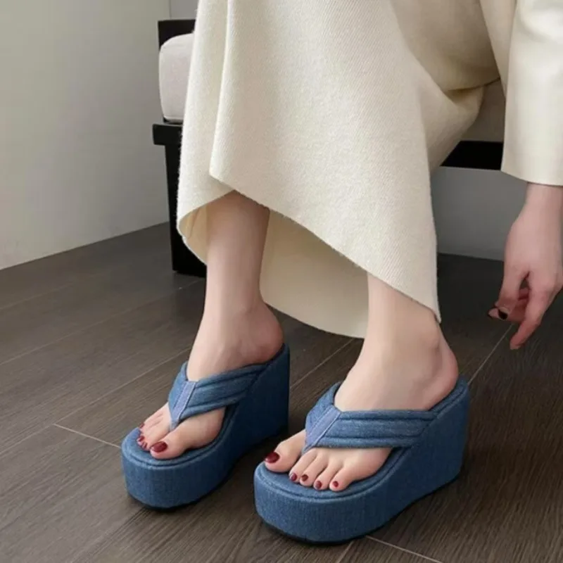 

Летние шлепанцы на танкетке на высоком каблуке, женские шлепанцы на массивной платформе с застежкой на носок, 2025 г., женские повседневные черные шлепанцы на толстой подошве
