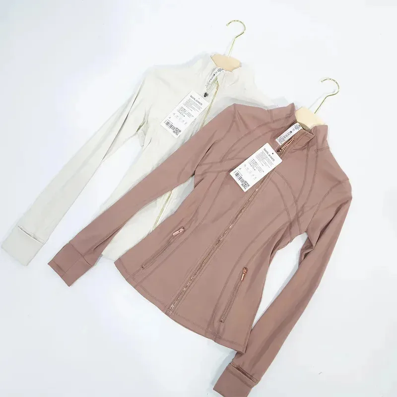 Рисунок 3 - Утягивающая куртка на молнии с воротником для йоги