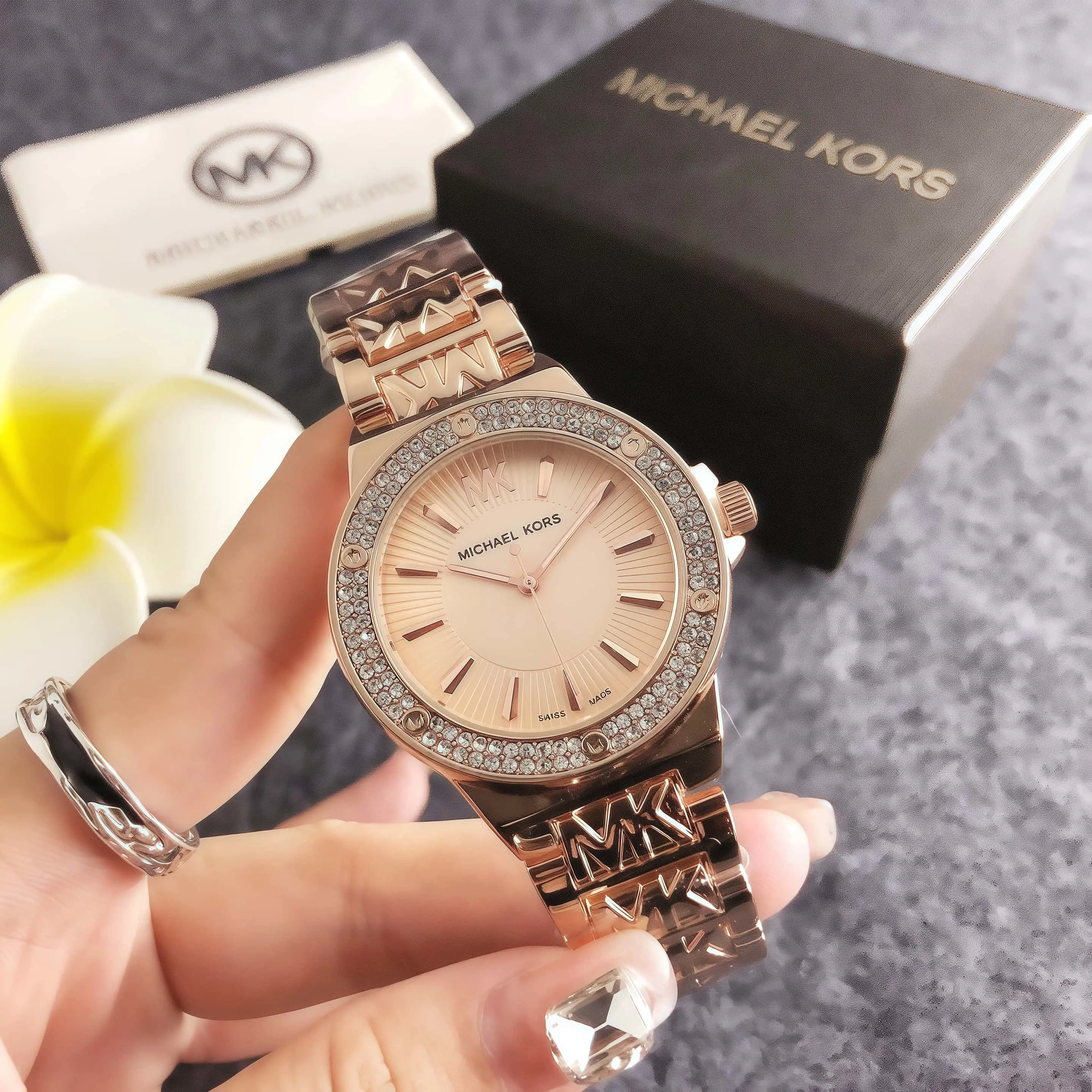 Brandneue Michael Kors Luxus-Damenuhr, zifferblatt mit Diamantakzenten, Quarzwerk, lässiger Business-Stil, Material aus Legierung.