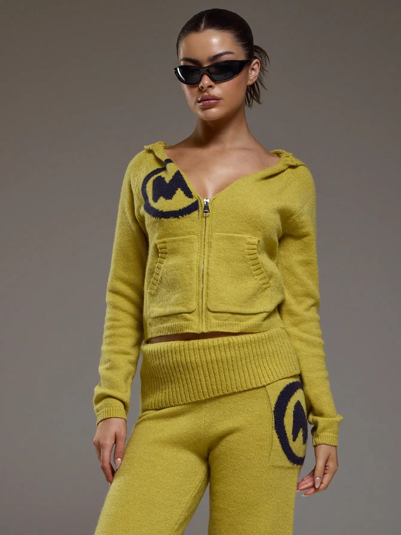 

Оливково-зеленый укороченный свитер с капюшоном на молнии с V-образным вырезом из мохеровой пряжи с графическим логотипом