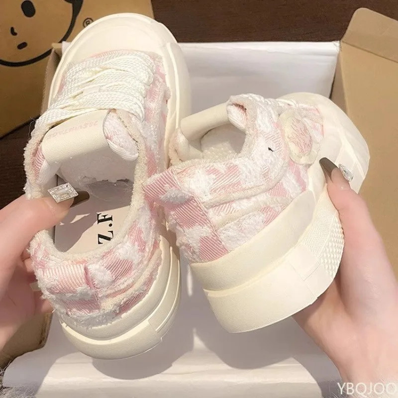 أحذية قماشية عصرية متعددة الاستخدامات للنساء ربيعية جديدة ذات نعل سميك ومقدمة مستديرة أحذية مريحة غير رسمية للنساء أحذية مسطحة بسيطة