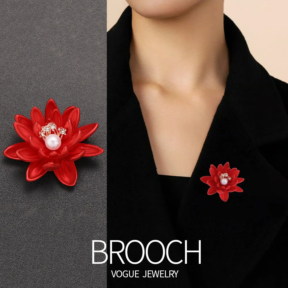 جميلة الأحمر المينا زهرة اللوتس دبابيس دبابيس للنساء موضة حجر الراين اللؤلؤ زهرة بروش فستان بتصميم بدلة التلبيب دبابيس هدية #2