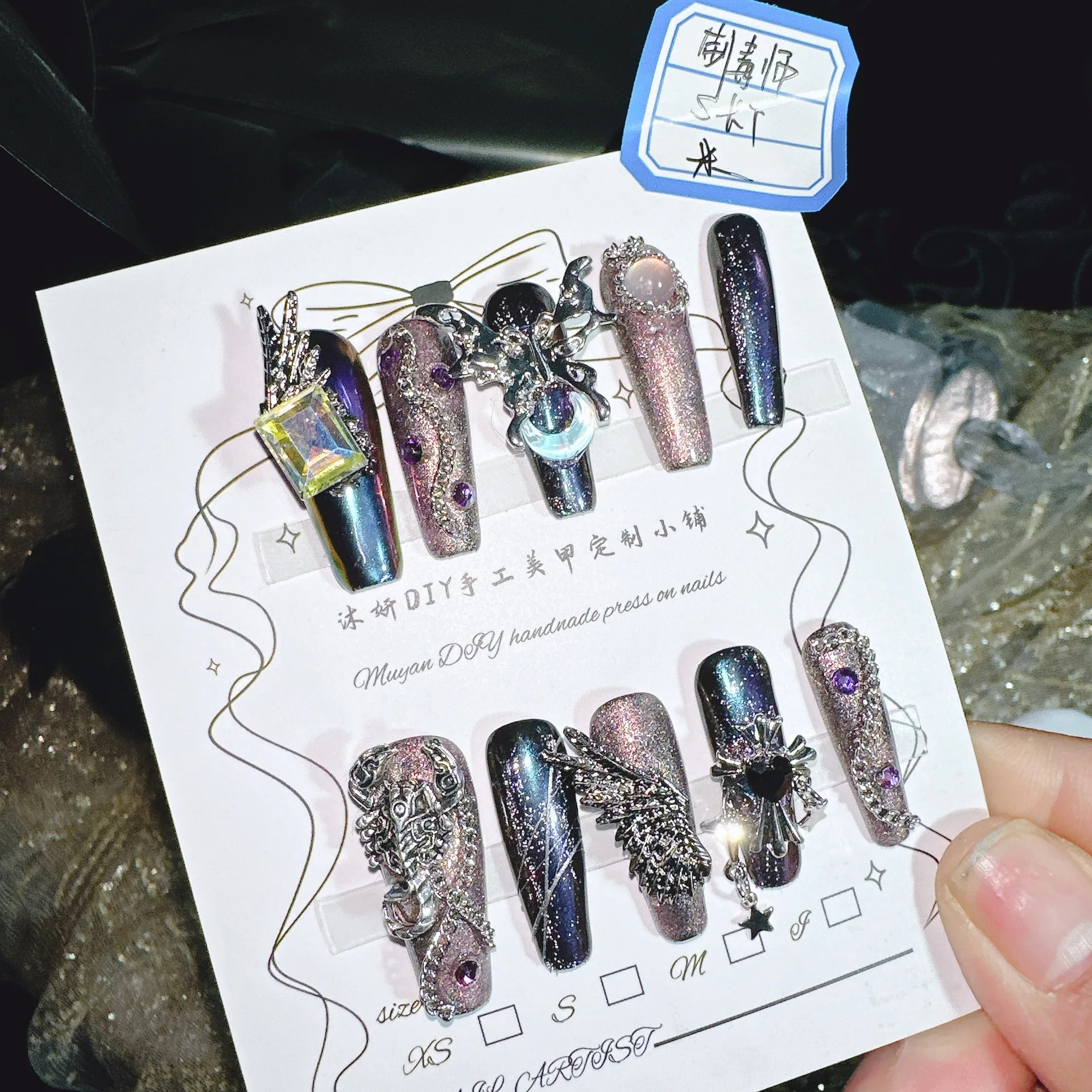 

Готический пресс для галактики на ногтях с металлическими крыльями, стразами, 3D драгоценными камнями, небесный, несколько размеров