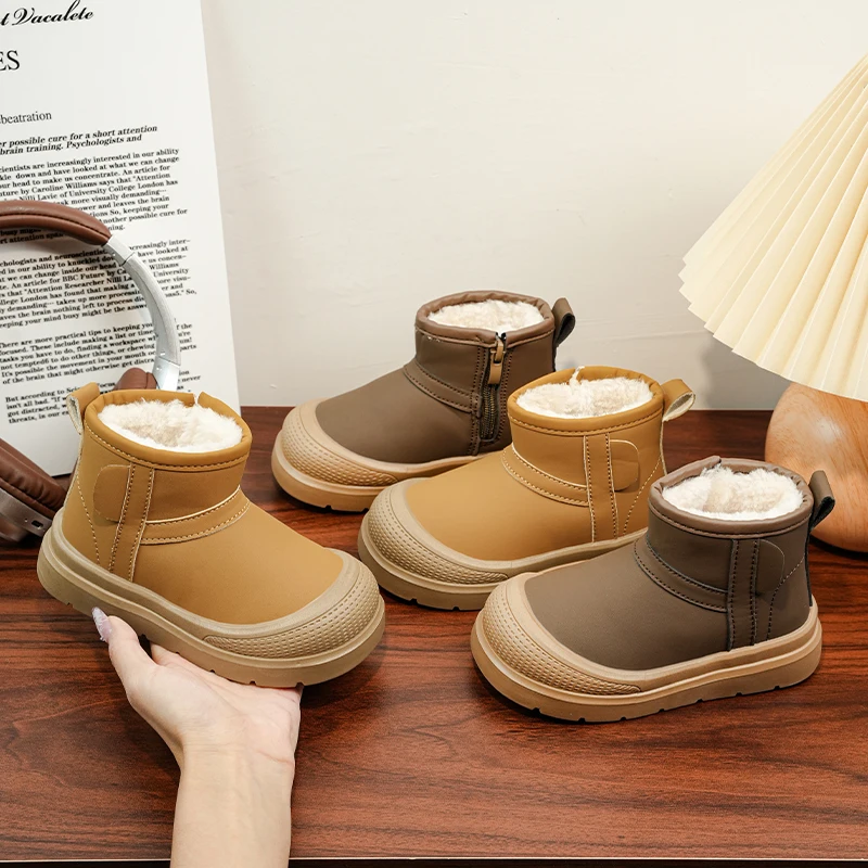 

Сапоги на теплой подкладке для маленьких мальчиков и девочек, новинка 2024, зимние детские кожаные ботинки с плюшевой подкладкой, нескользящие универсальные школьные уличные снегоступы