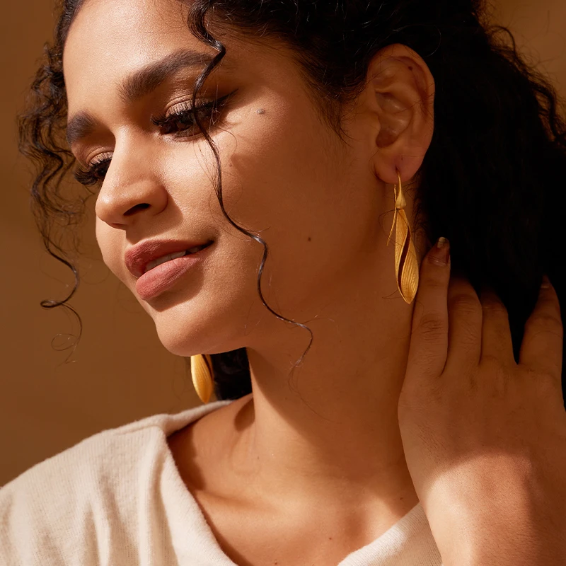 Curled Leaf Striped Drop Earrings For Women's PVD 18K Gold Plated Delicate Jewelry OEM/ODM Manufacturer