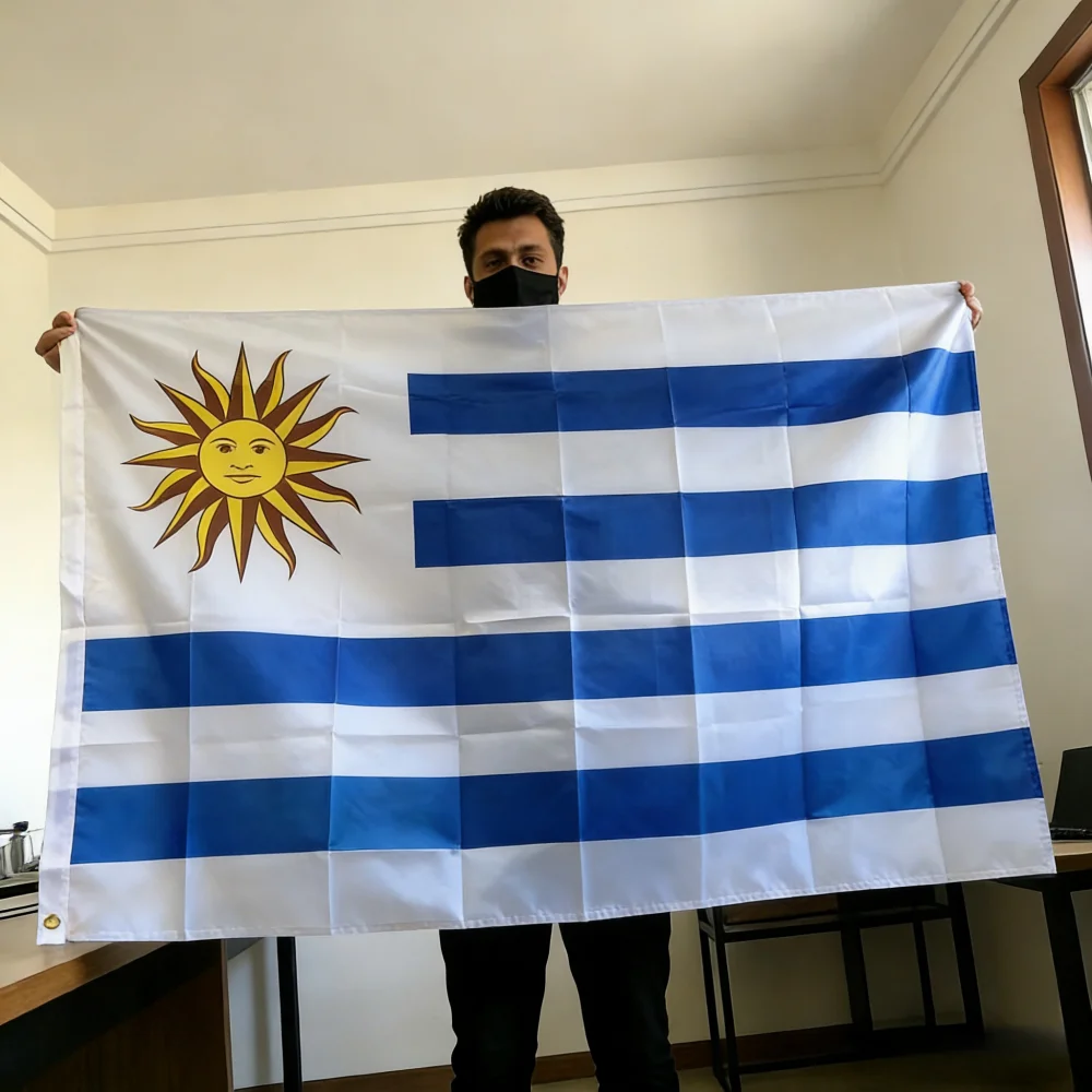 Drapeau d'Uruguay 150x90cm Grand Drapeau National Uruguayen 3x5 FT Motif Soleil de Mai en Polyester Doublement Cousu pour Décoration Extérieure et Intérieure