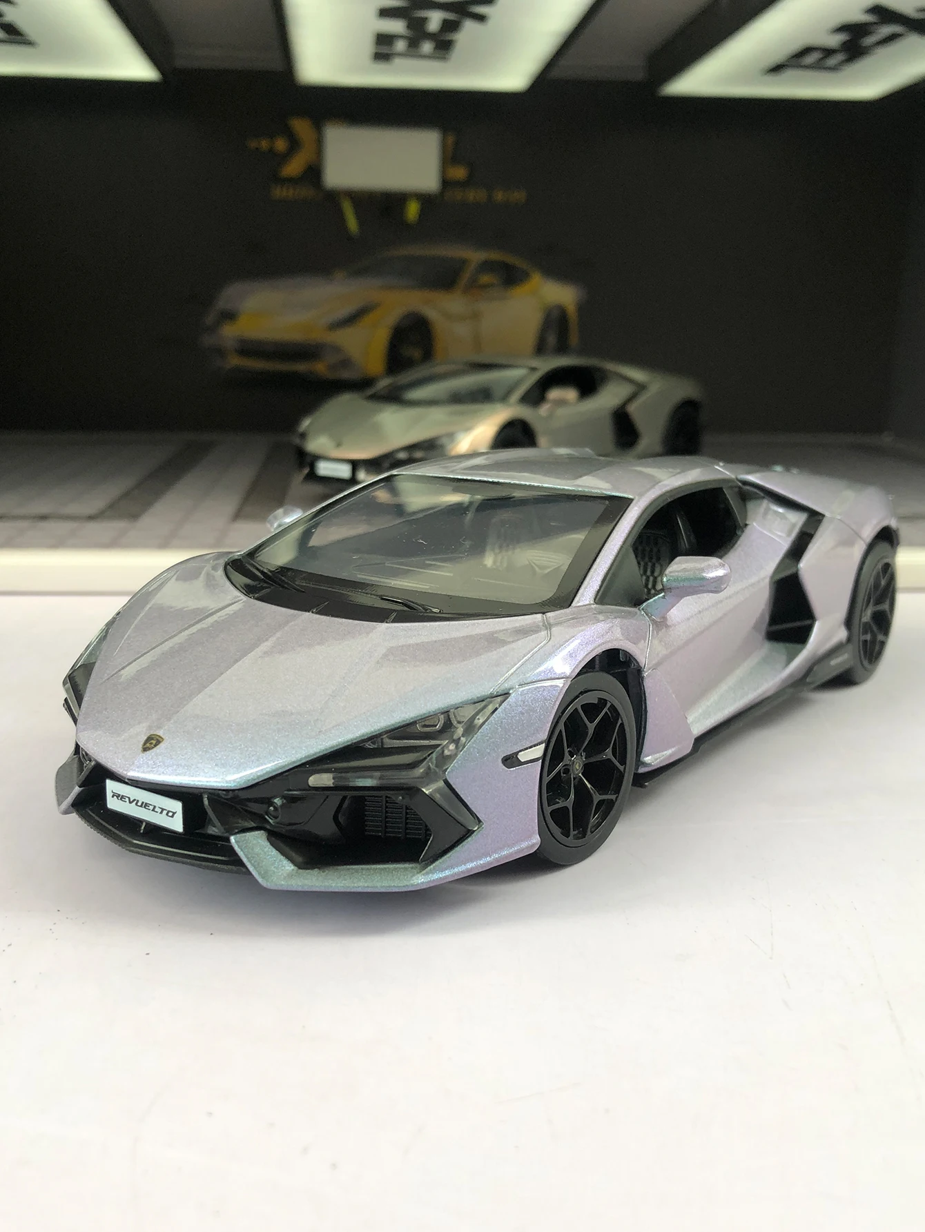 

CCA 1:24 simulation zinc alloy Lamborghini Revuelto model car, static ornament, metal collectible gift car