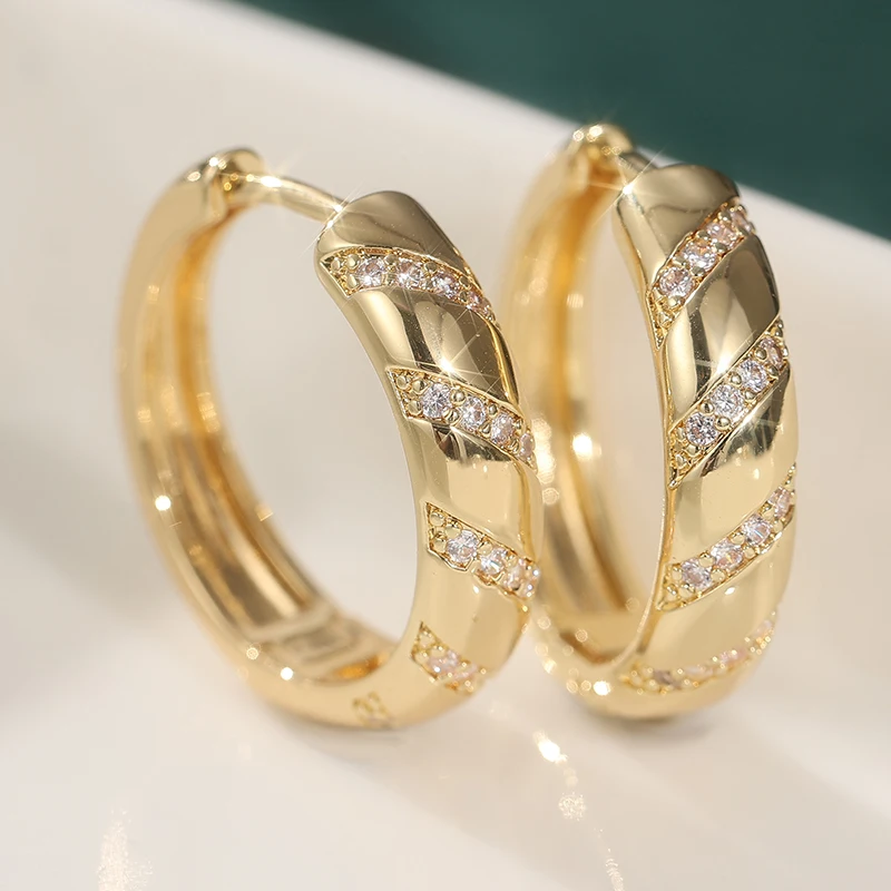 جديد كلاسيكي KC ذهبي اللون جولة العصرية الاصطناعية الأبيض مكعب زركونيا المشاركة حفل زفاف هوب أقراط للنساء مجوهرات