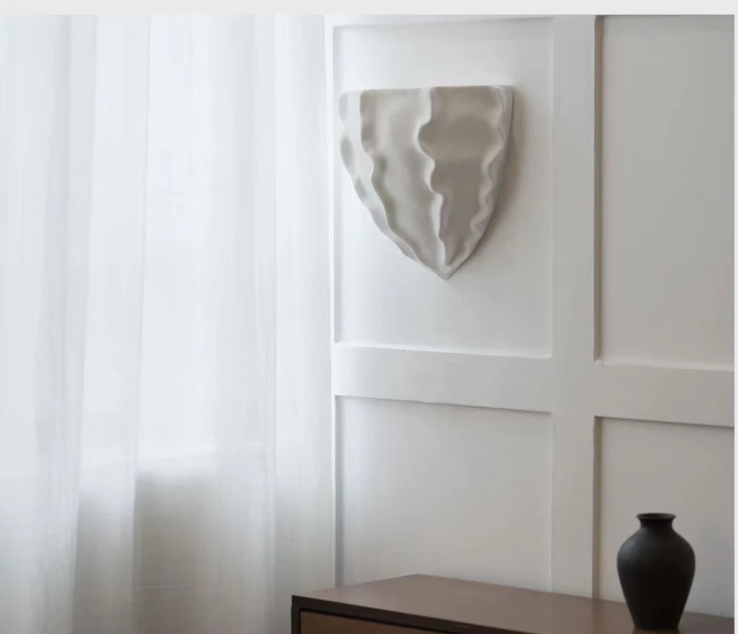 مصباح حائط جبس على شكل اسكالوب. يناسب غرفة النوم الرئيسية بجانب السرير، والدرج، والممرات، والممرات، والبهو. تصميم فني وابي سابي #6