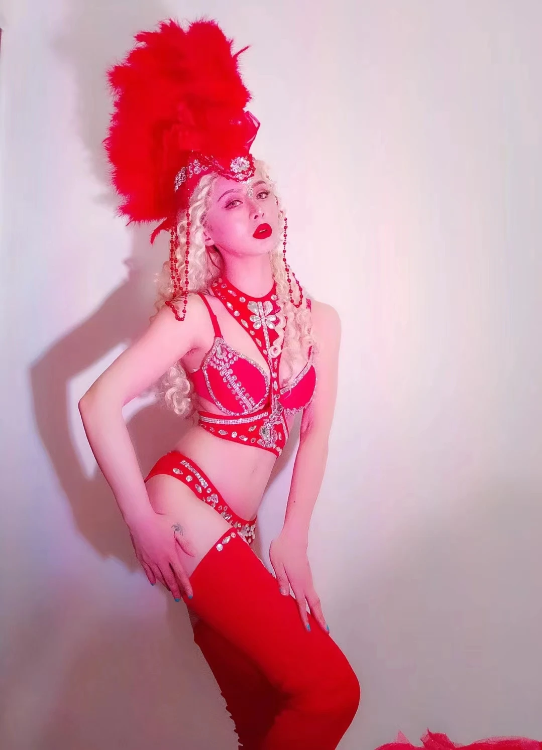 Outfield เครื่องแต่งกายเวทีเกสต์ทัวร์สีแดงเซ็กซี่บิกินี่ลูกไม้ผ้าคลุมไหล่ Feather headdress เครื่องแต่งกายเต็มรูปแบบ