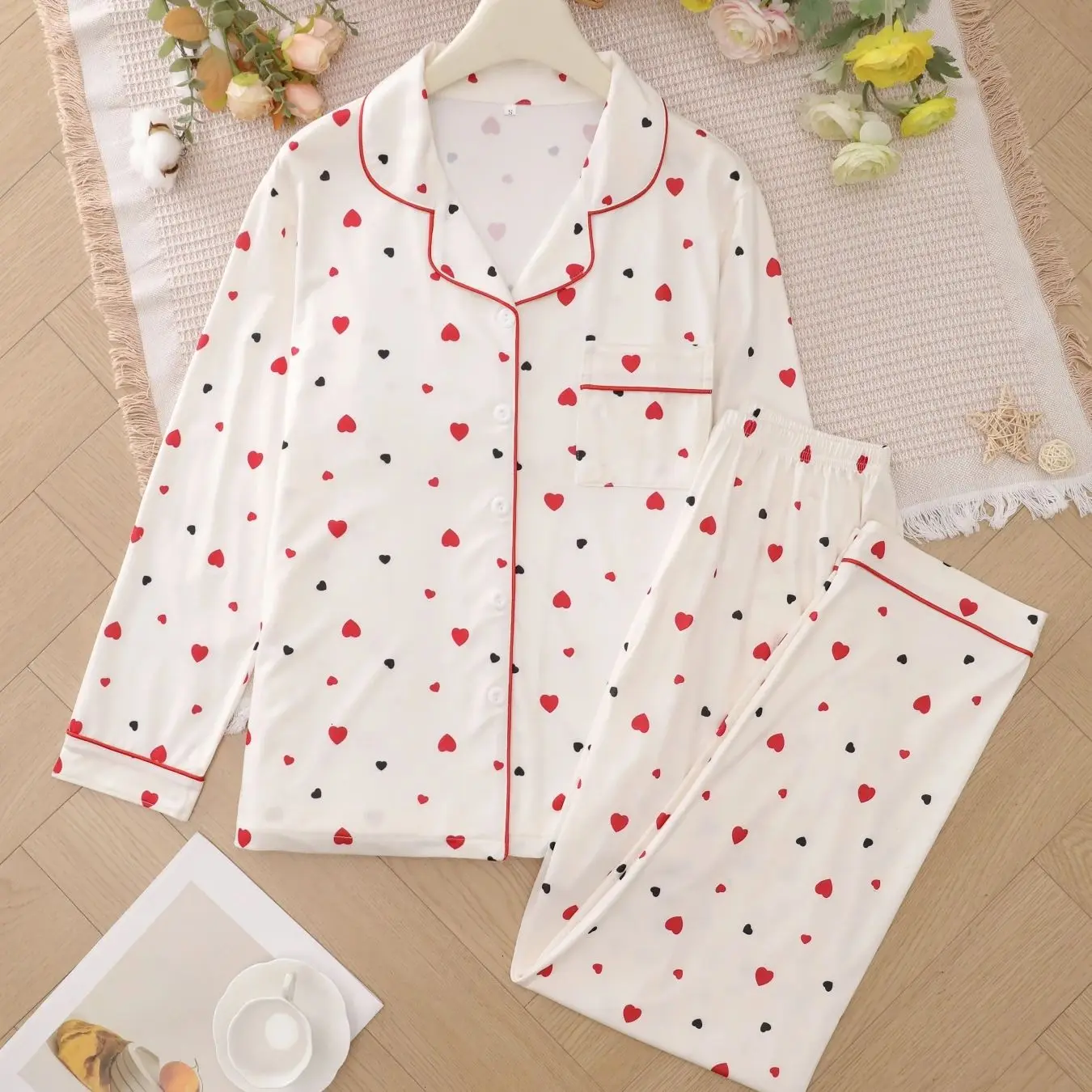 

Женский пижамный комплект с принтом «Любовь» в красно-черных тонах, с длинными рукавами и брюками с воротником, для комфортной и повседневной носки.