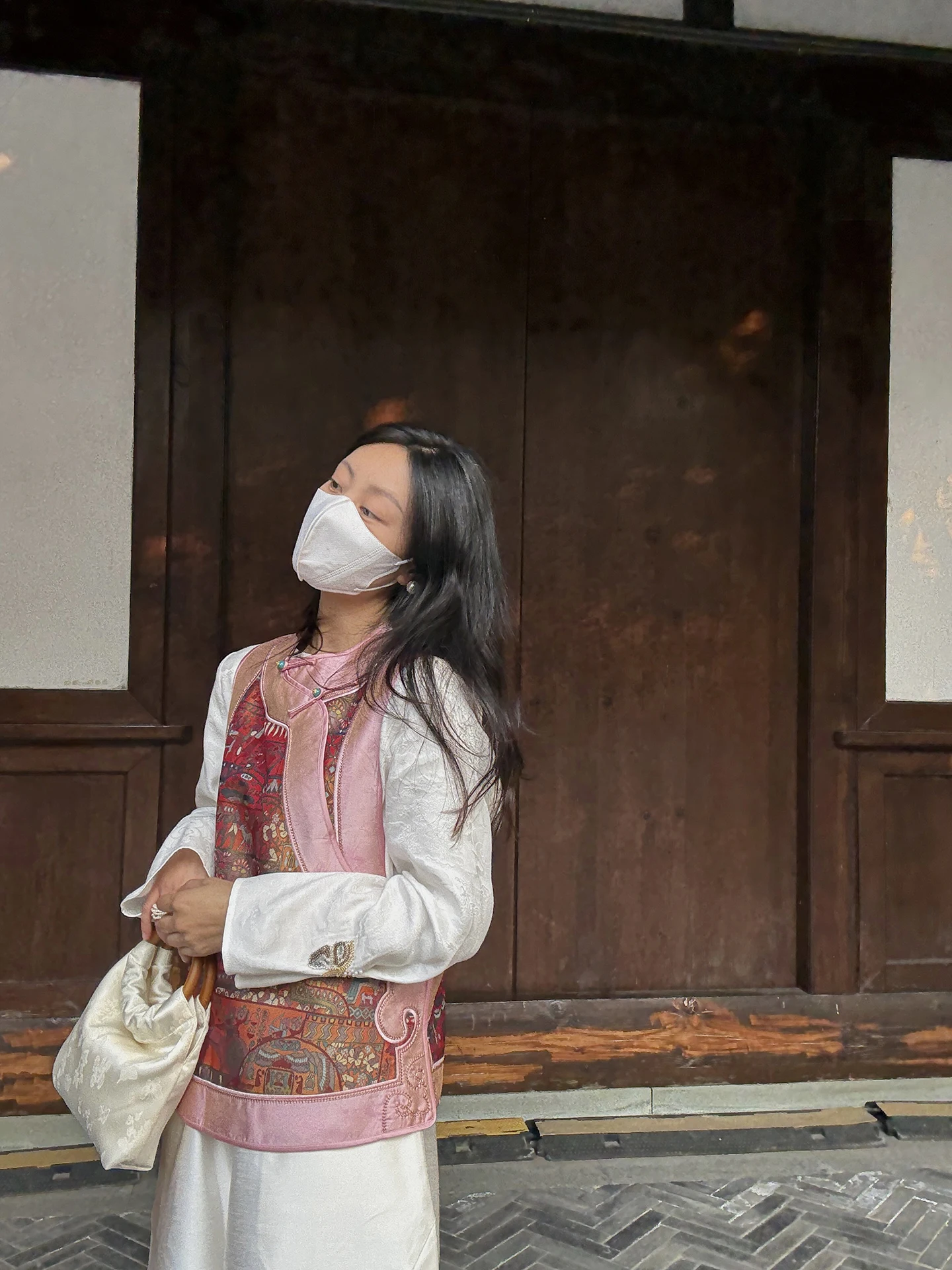 

Синяя женская жилетка из плотного шелка с традиционной вышивкой в стиле древних картин, с круглым вырезом и дизайнерскими вставками