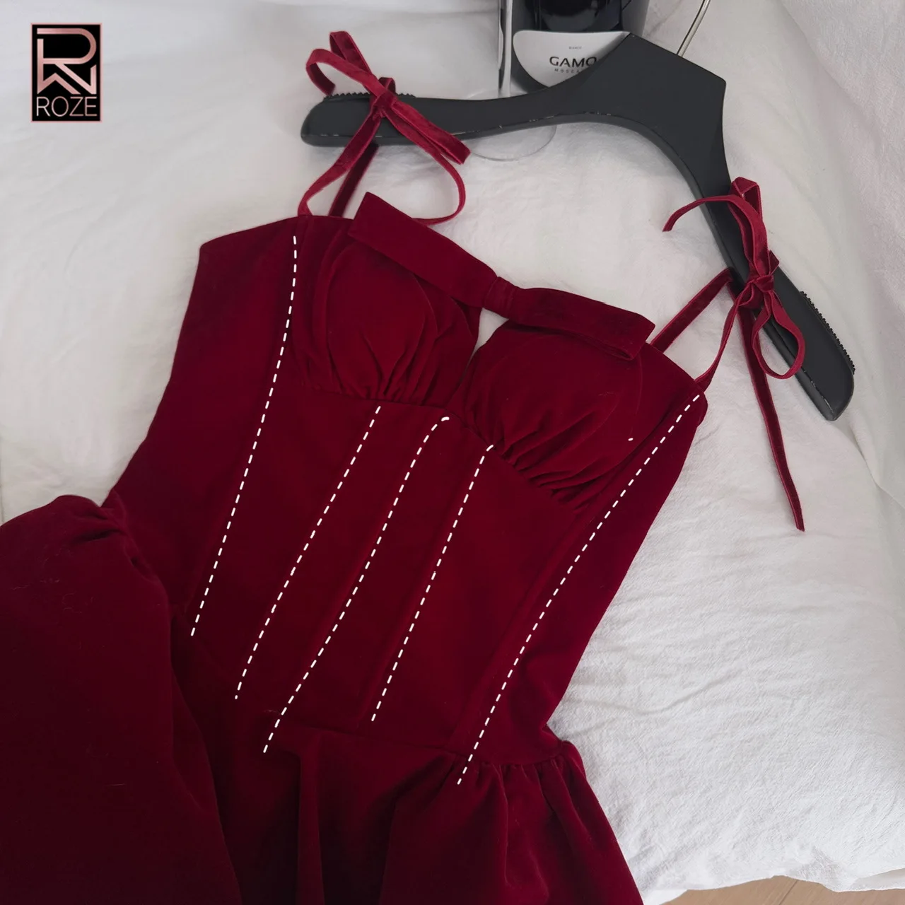 ROZE Factory Direct 2026 Modna Sukienka Mini w Kolorze Burgundowym z Wiązaniem na Ramiączkach - Gorset z Wycięciem w Kształcie Kokardy i Rozkloszowana Spódnica Damska na Imprezy, Wydarzenia i Specjalne Okazje