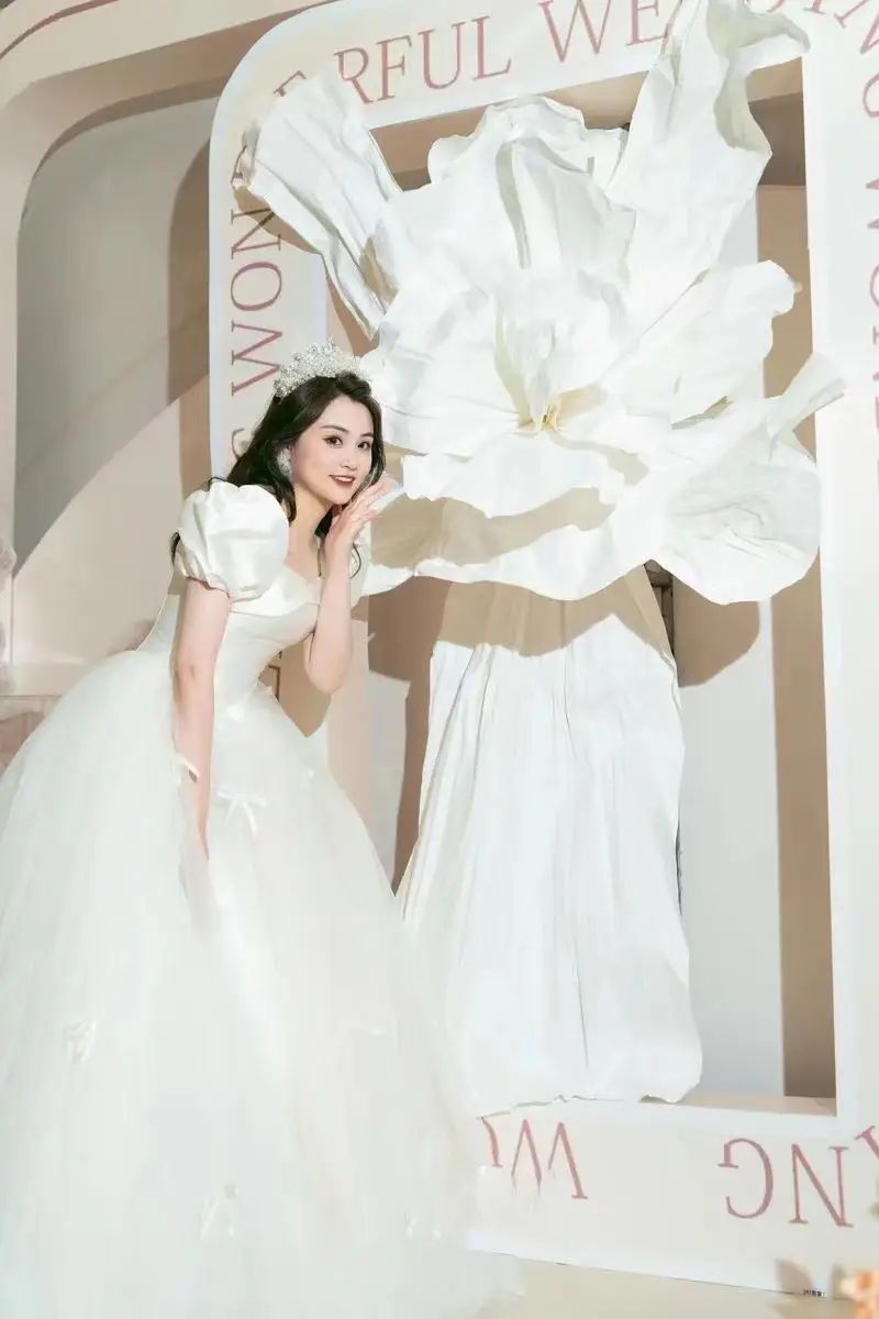 Vrouwen Licht Luxe Wit Satijn Kant Lieverd Kralen Kleine Strik Korte Bladerdeeg Mouw Bruid Baljurk Aangepaste Trouwjurk