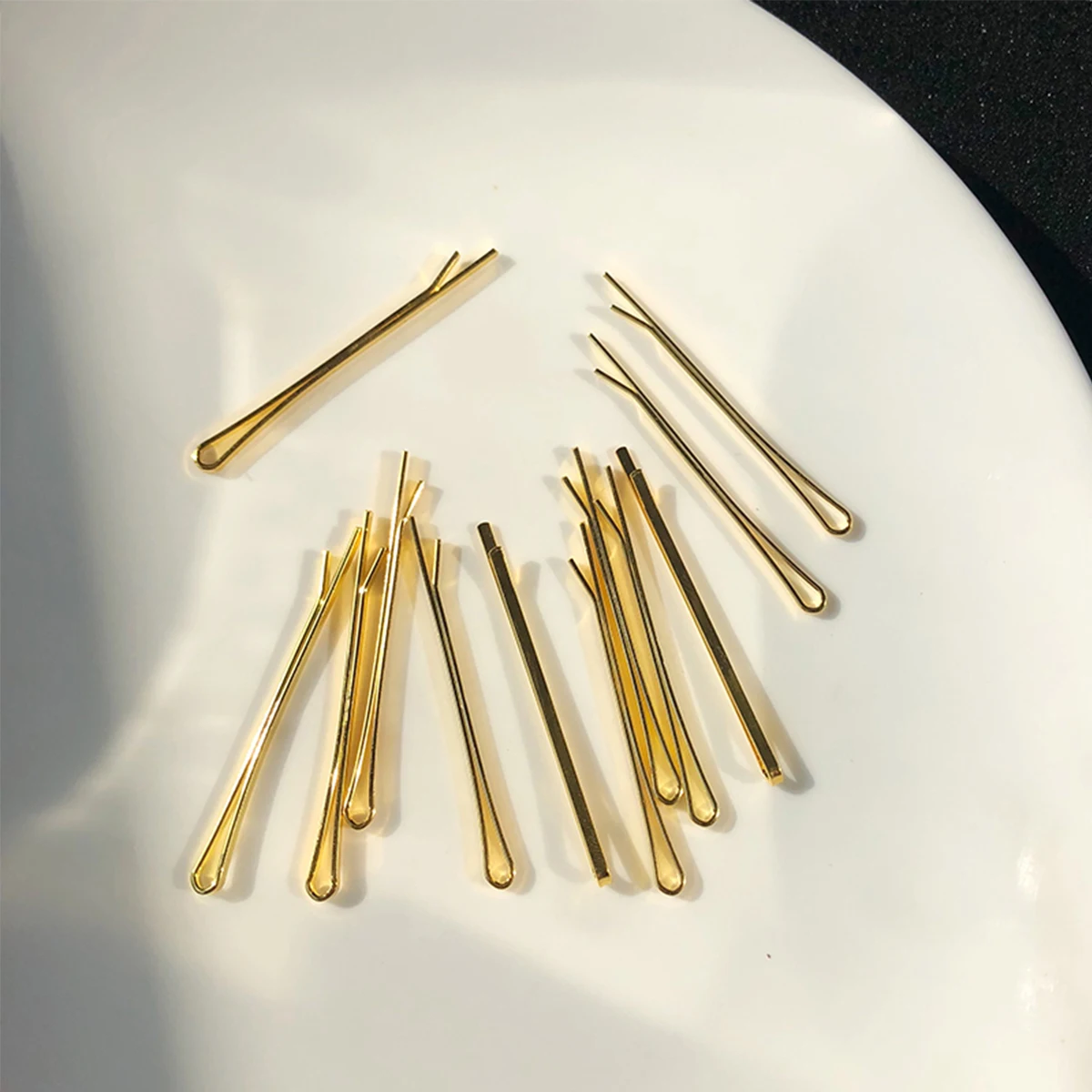 Minimalist hair clip with a straight line clip, broken hair bangs clip, and versatile style clip on the side. Hair clip with a h