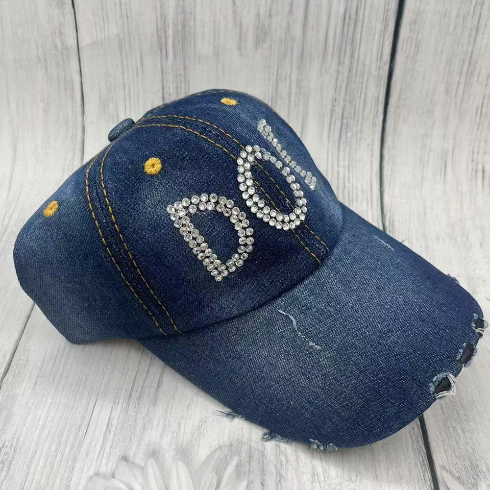 قبعة هدية رائعة بأحرف يونانية من حجر الراين الأبيض DOI