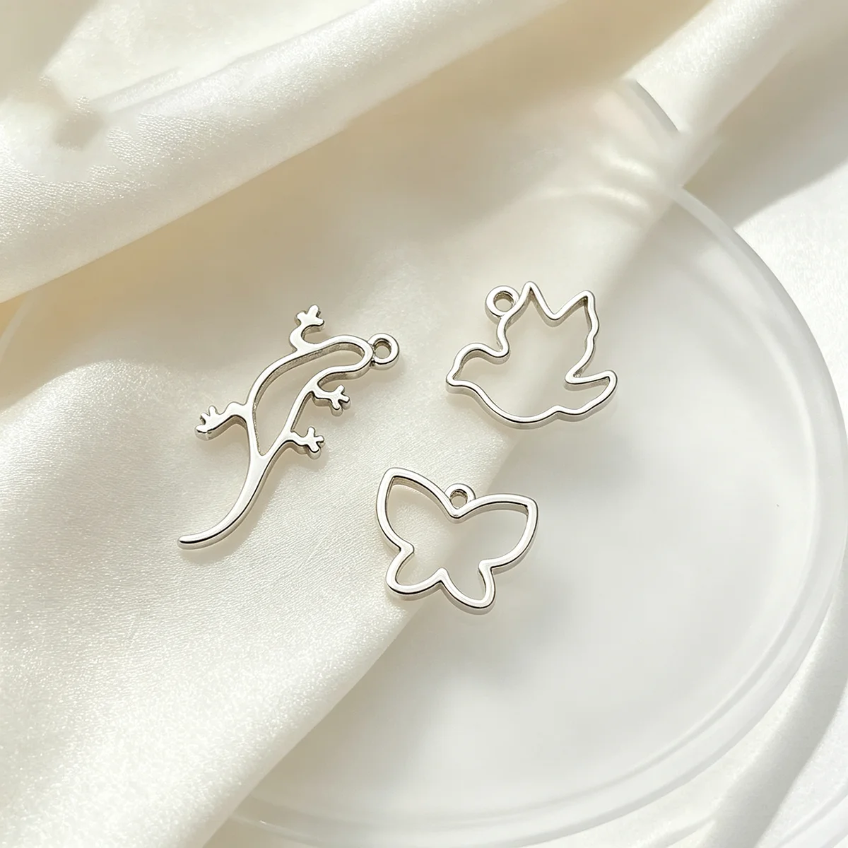 18-Piece Set of Hollow Animal DIY Handmade Accessories, Including Various Types of Birds, Butterflies, Geckos, and Lizards, Suitable for DIY Bracelets, Necklaces, Earrings, Pendants, and Handmade Beaded Decoration Accessories