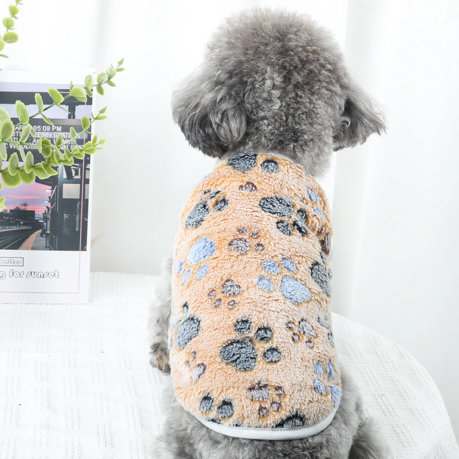 ملابس الحيوانات الأليفة من الفلانيل مناسبة للكلاب الصغيرة والمتوسطة الحجم، وسترات الجرو الناعمة، ومعاطف مطبوعة بمخالب كاكي، وملابس القطط، والكلاب