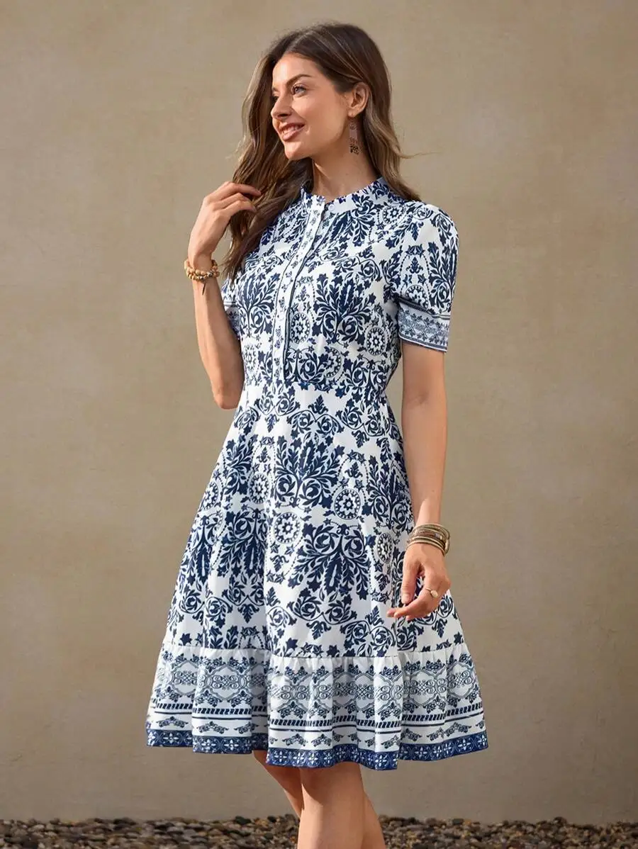 

Сине-белое платье миди А-силуэта с цветочным принтом и оборками по низу