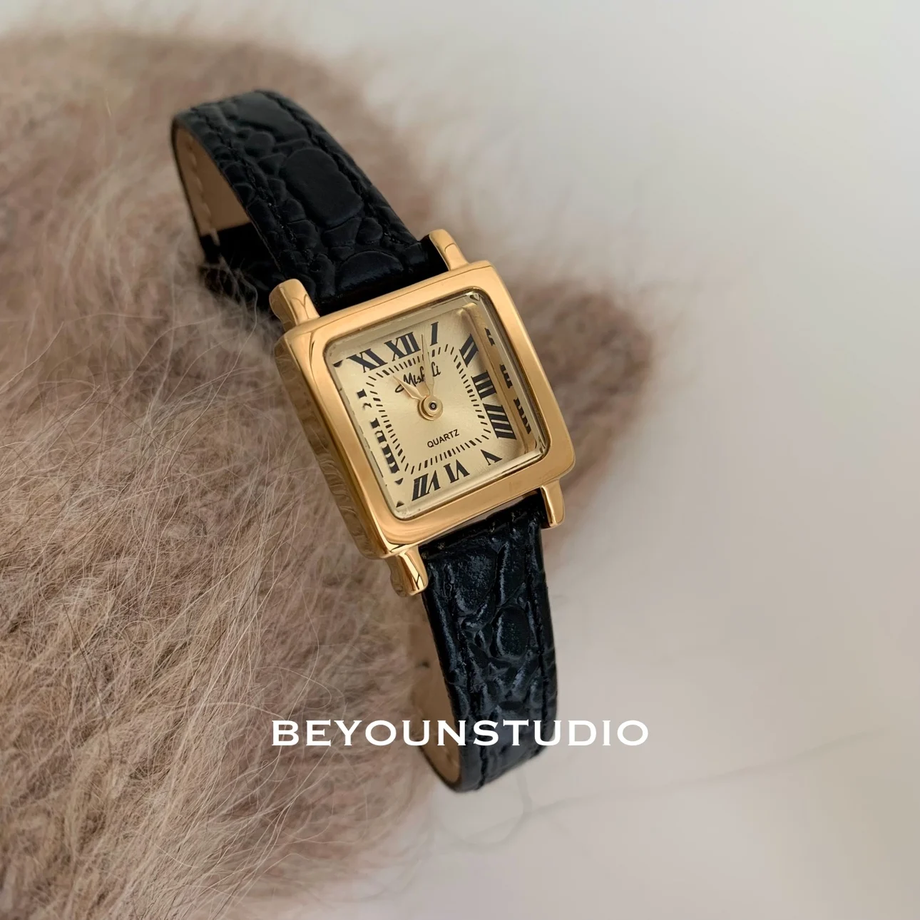 

Retro Black AndGold Dial ExquisiteAnd Sophisticated Trendy Women'S Quartz Watch HighEnd Selection Fashionable Quartz Wristwatch.