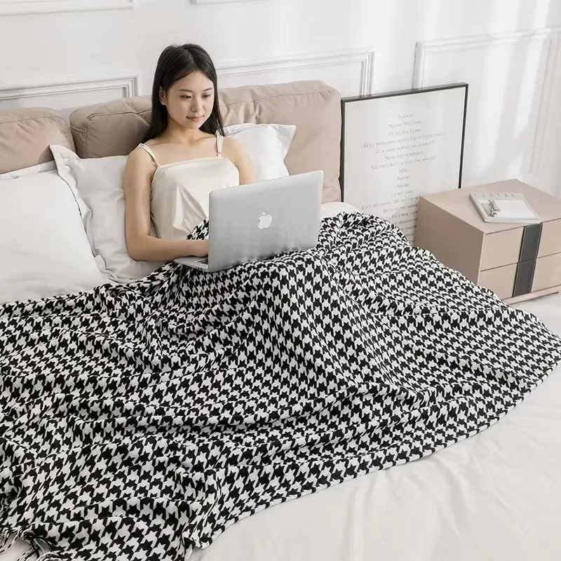 Modern All-Season Black And White Houndstooth Throw Blanket Sofa Decor Hotel Bed Towel Flag Blanket with Tassel for Homestay