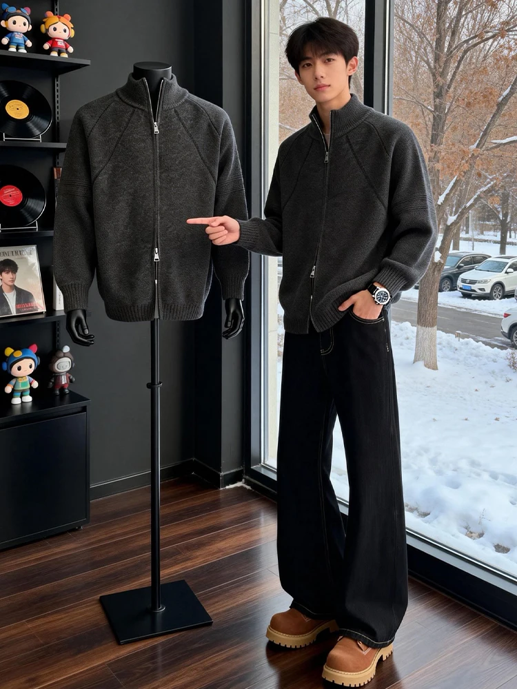 

Мужской джинсовый костюм Bla American Original: джинсы прямого кроя и свитер. Стильный комплект для осени и зимы. Повседневная одежда.