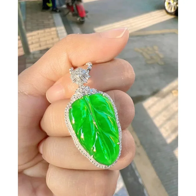 Ice-type positive yang jadeite pendant Myanmar, natural and authentic, from an old mine, full green with certificate