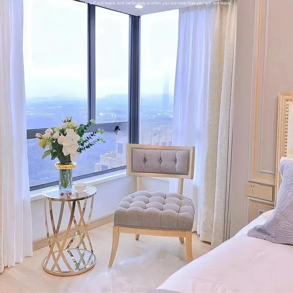 

D96 Легкий роскошный диван из нержавеющей стали с краями из закаленного стекла цвета шампанского, небольшой круглый стол, современная простота