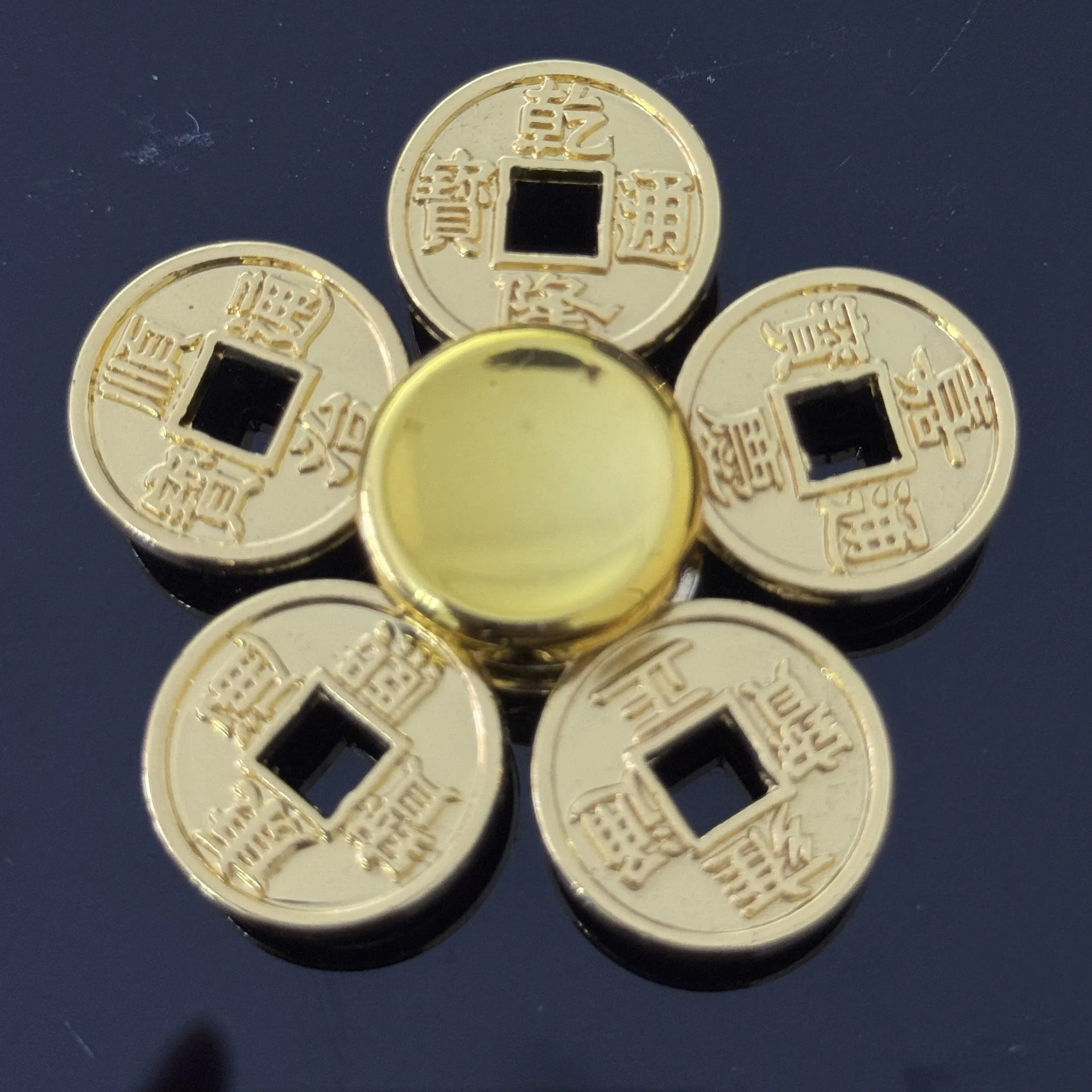 خمسة عملات الإمبراطور تململ سبينر الإمبراطور الصيني Kangxi Qianlong المعادن اليد سبينر الكبار ألعاب متململة مكتب الإجهاد الإغاثة اللعب