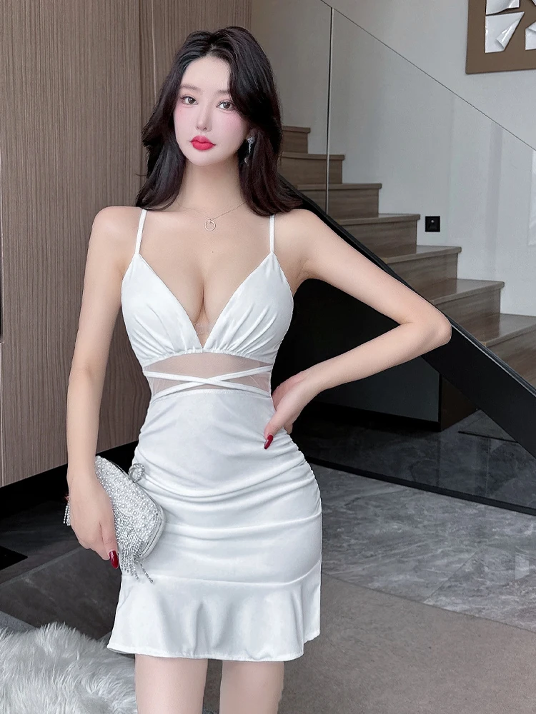 

Сексуальное, нежное и соблазнительное платье с V-образным вырезом, низкой посадкой, вставками и бретелями, в стиле Spicy Girl, с завышенной талией, облегающее, с юбкой-клеш