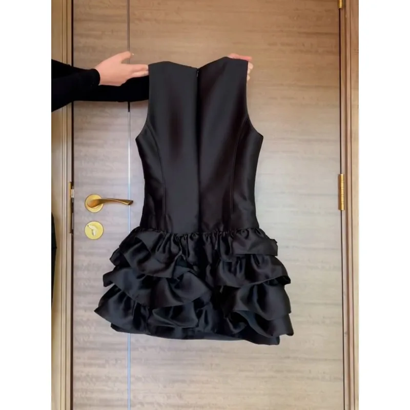 Gonna corta da socialite con temperamento stile vacanza francese Abito con gilet con giunture in raso di acido acetico nero Primavera ed estate