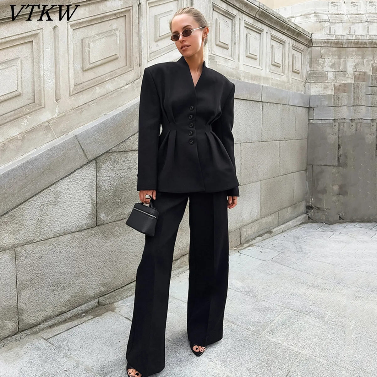 

Женский черный деловой костюм-двойка VTKW 2026: пиджак с воротником-стойкой и брюки с плиссированной талией и широкими штанинами для формального и повседневного стиля
