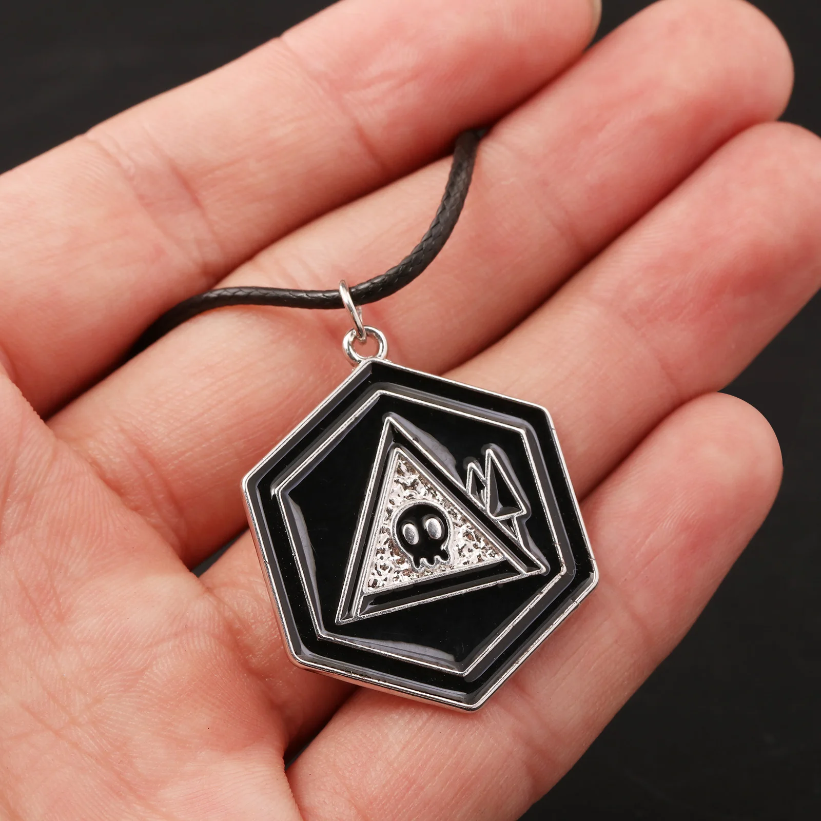 أنيمي القتل الطائرات بدون طيار تأثيري قلادة القوطية هيكل جمجمة قلادة سوداء الرقبة الترقوة سلسلة الأزواج هالوين الملحقات