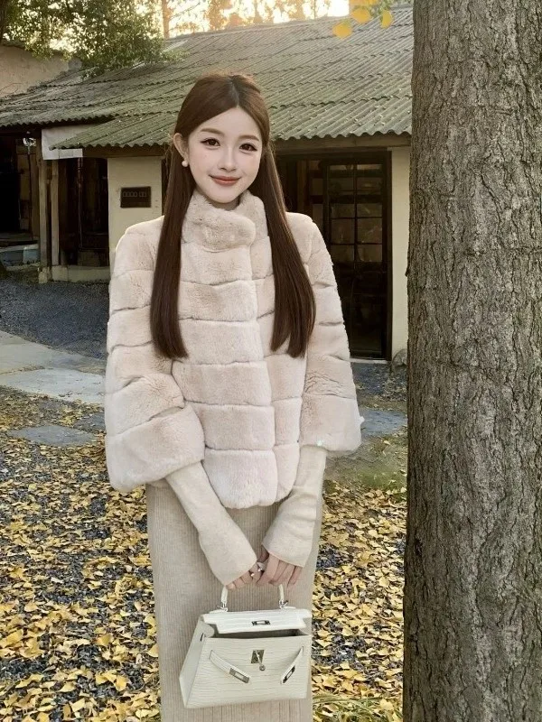 スリムフィットで暖かい環境に優しいレザーファーのジャケット、レトロなレディースウィンドジャケット、2025年冬のファッショナブルなアウターウェア、若い女性向け