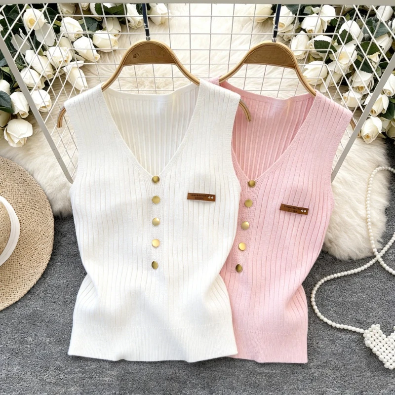 Top corto de punto acanalado elástico para mujer, rosa, sin mangas, con cuello en V y detalles de botones dorados, estilo casual y elegante para verano.