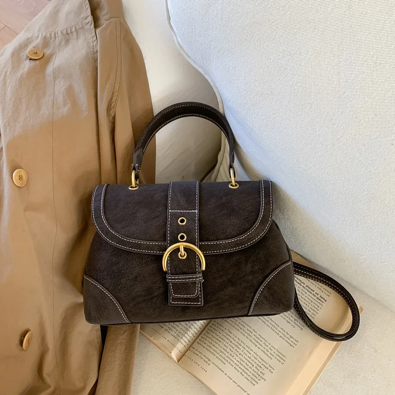 

Замшевая сумка через плечо с регулируемыми лямками. Модная высококачественная маленькая квадратная сумка. Универсальная сумка-мессенджер.