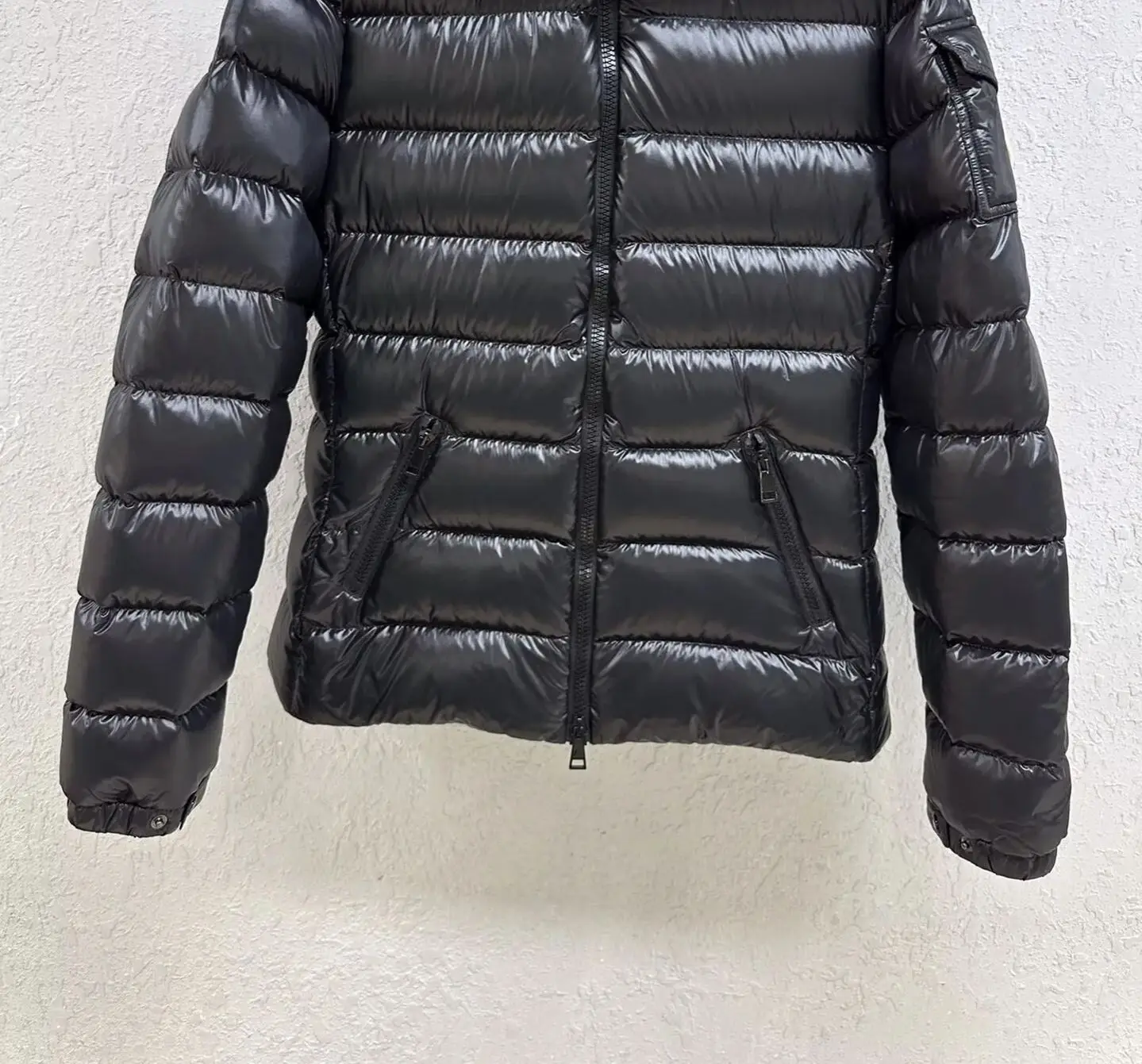 블랙 글로시 슬리밍 후드 다운 재킷, 고급스러운 질감과 보온성을 자랑하는 가을 겨울용 글로시 다운 재킷