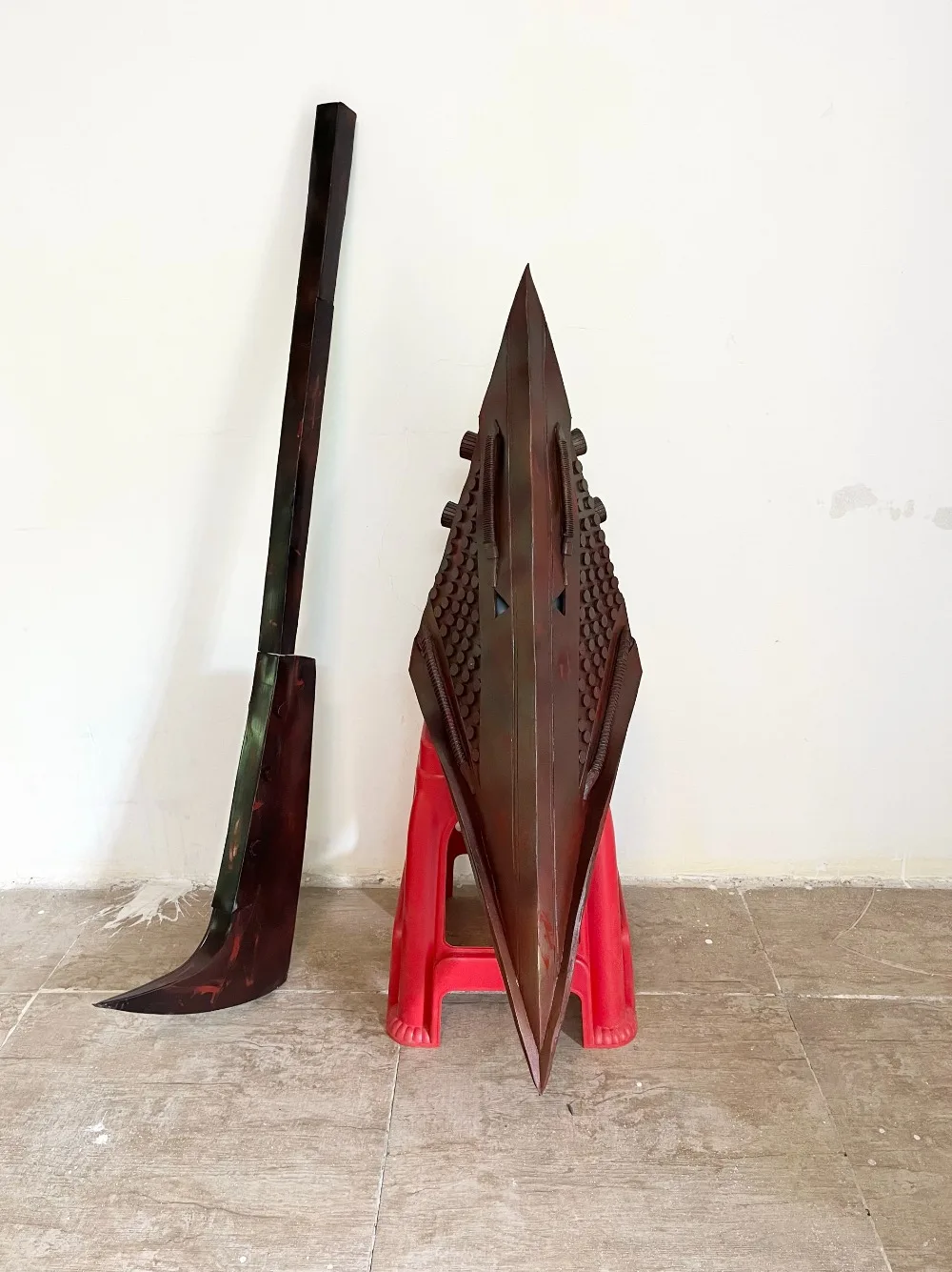 Cosplay Di Pyramid Head Del Gioco Silent Hill, Copricapo A Forma Di Piramide Rossa, Accessorio Con Machete, Per Feste Di Carnevale E Spettacoli-image