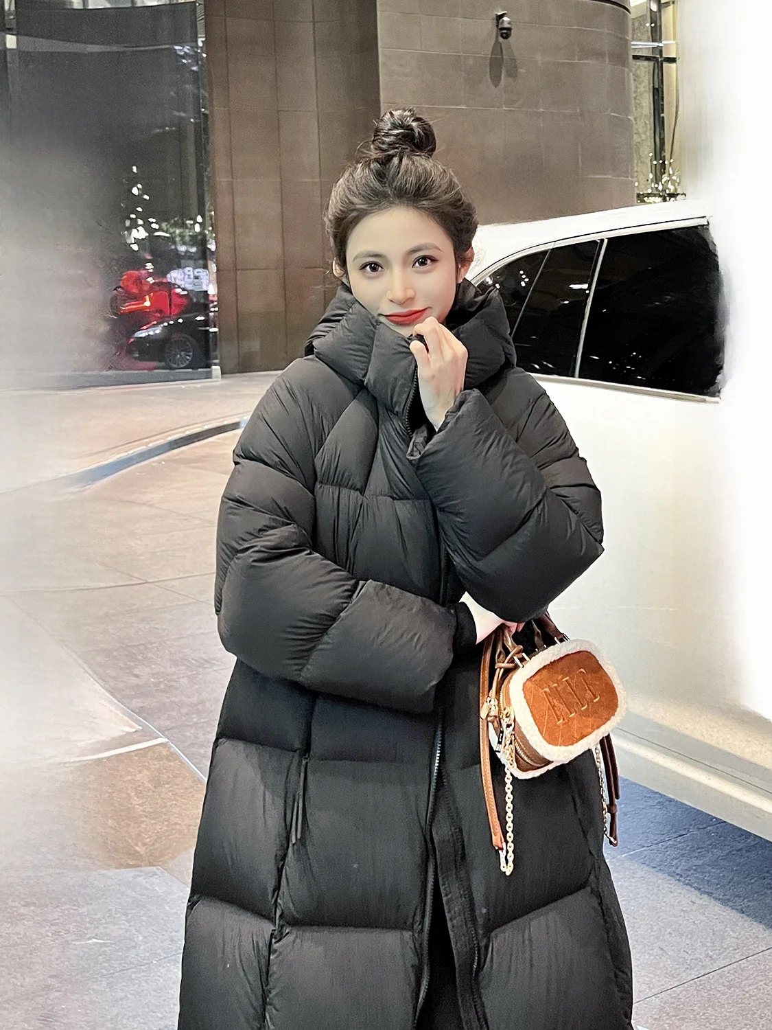 

Женская зимняя утепленная куртка-пуховик Bla Goose Down с 90% белым гусиным пухом, длиной до колена, приталенная, верхняя одежда