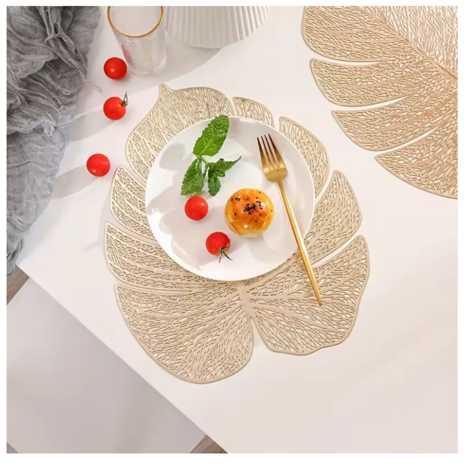 Single oil-resistant mat, hollow leaf-shaped, heat-resistant, anti-slip, featuring a pothos leaf pattern, made of PVC material.