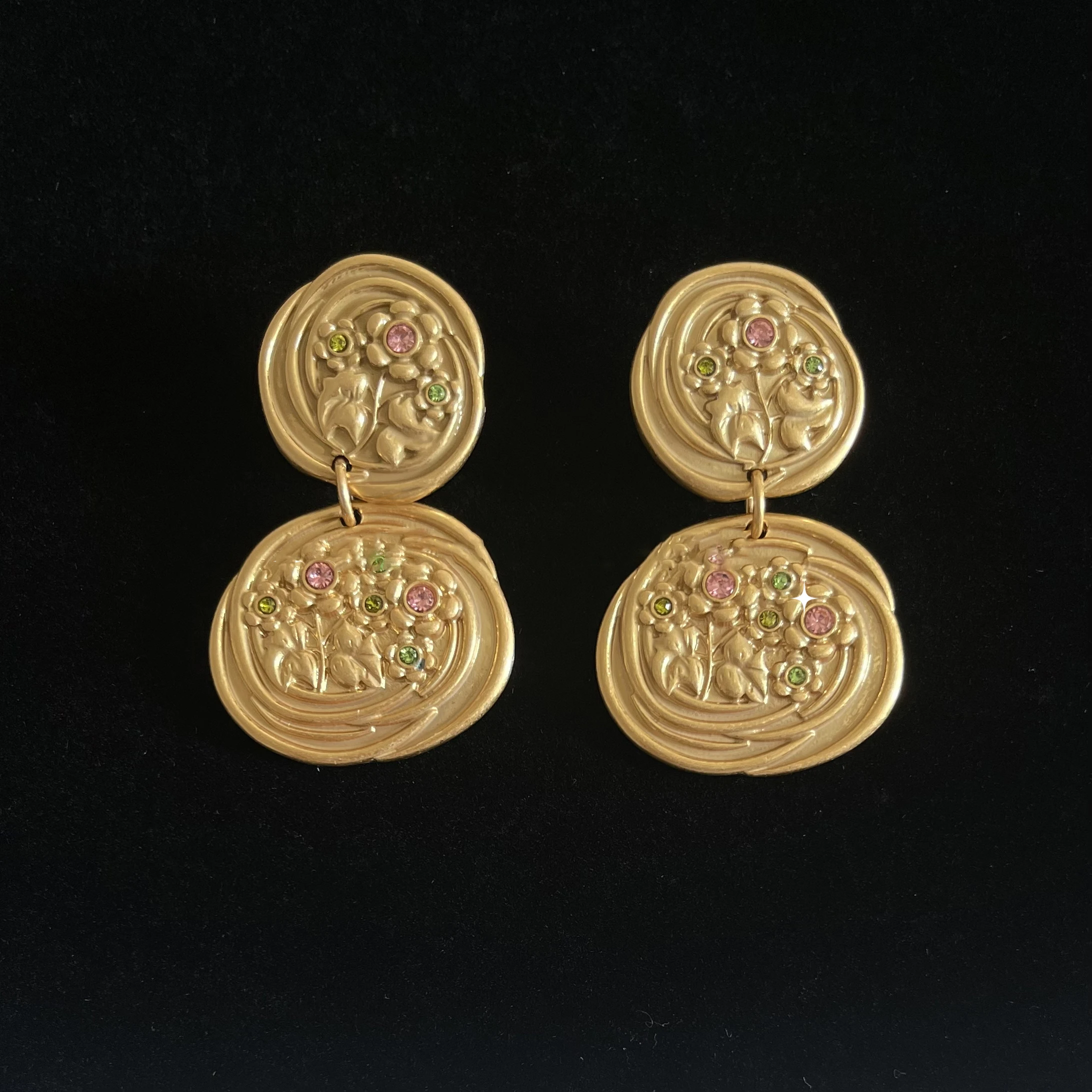 

Retro flower pendant earrings vintage round pendant golden accessories for women women